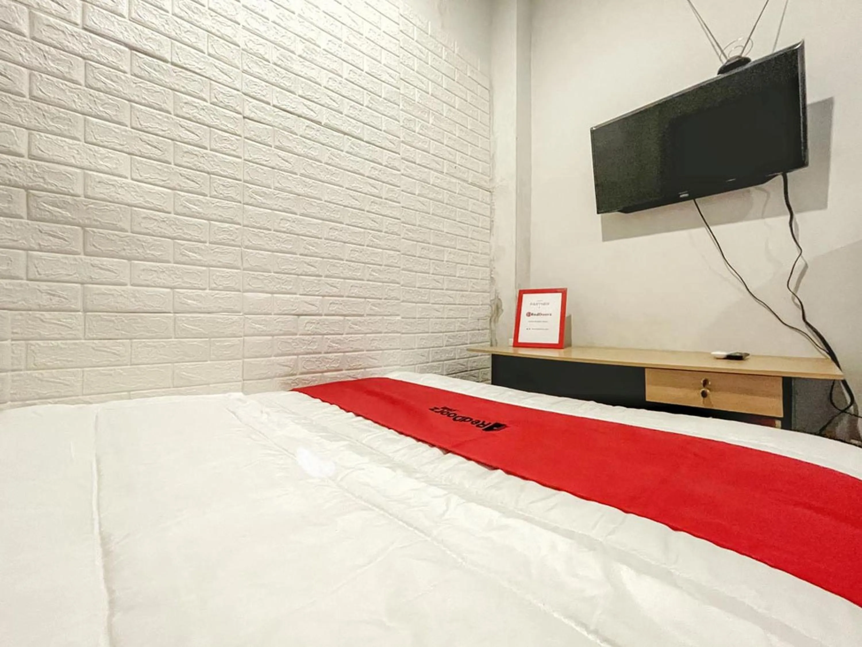 Bedroom, Bed in RedDoorz Syariah near Siloam Hospital Mataram