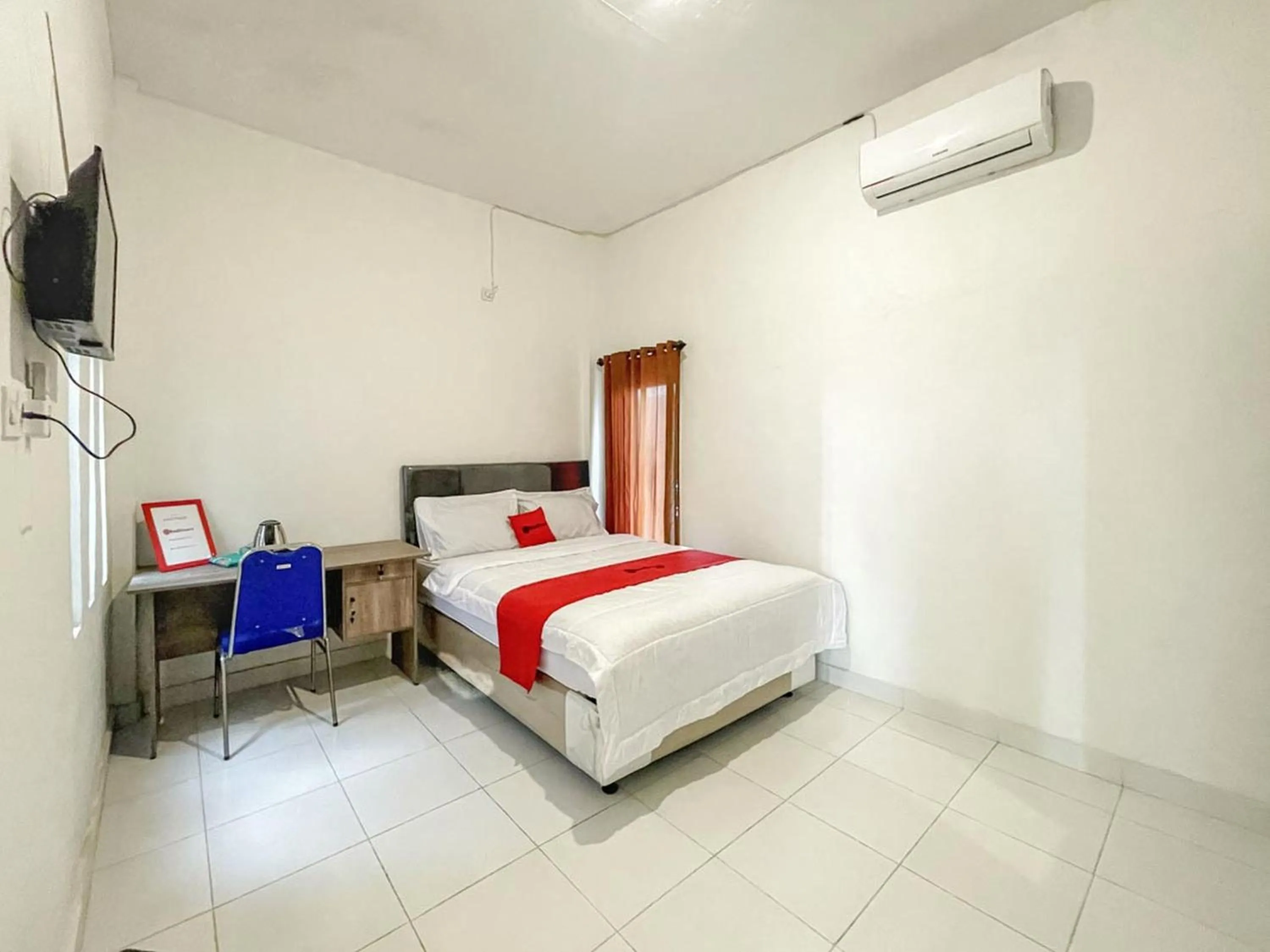 Bedroom, Bed in RedDoorz Syariah near Siloam Hospital Mataram