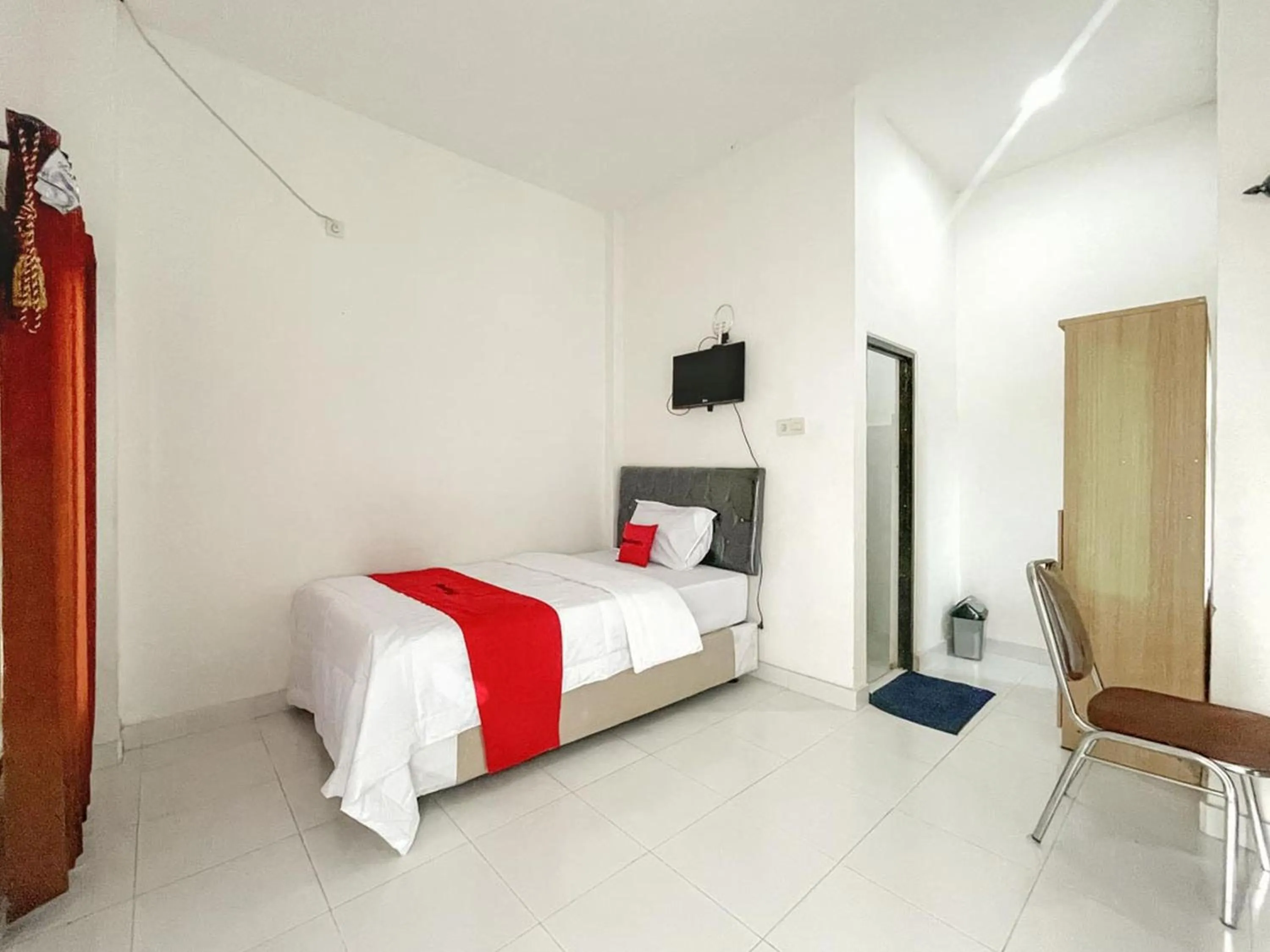 Bedroom, Bed in RedDoorz Syariah near Siloam Hospital Mataram