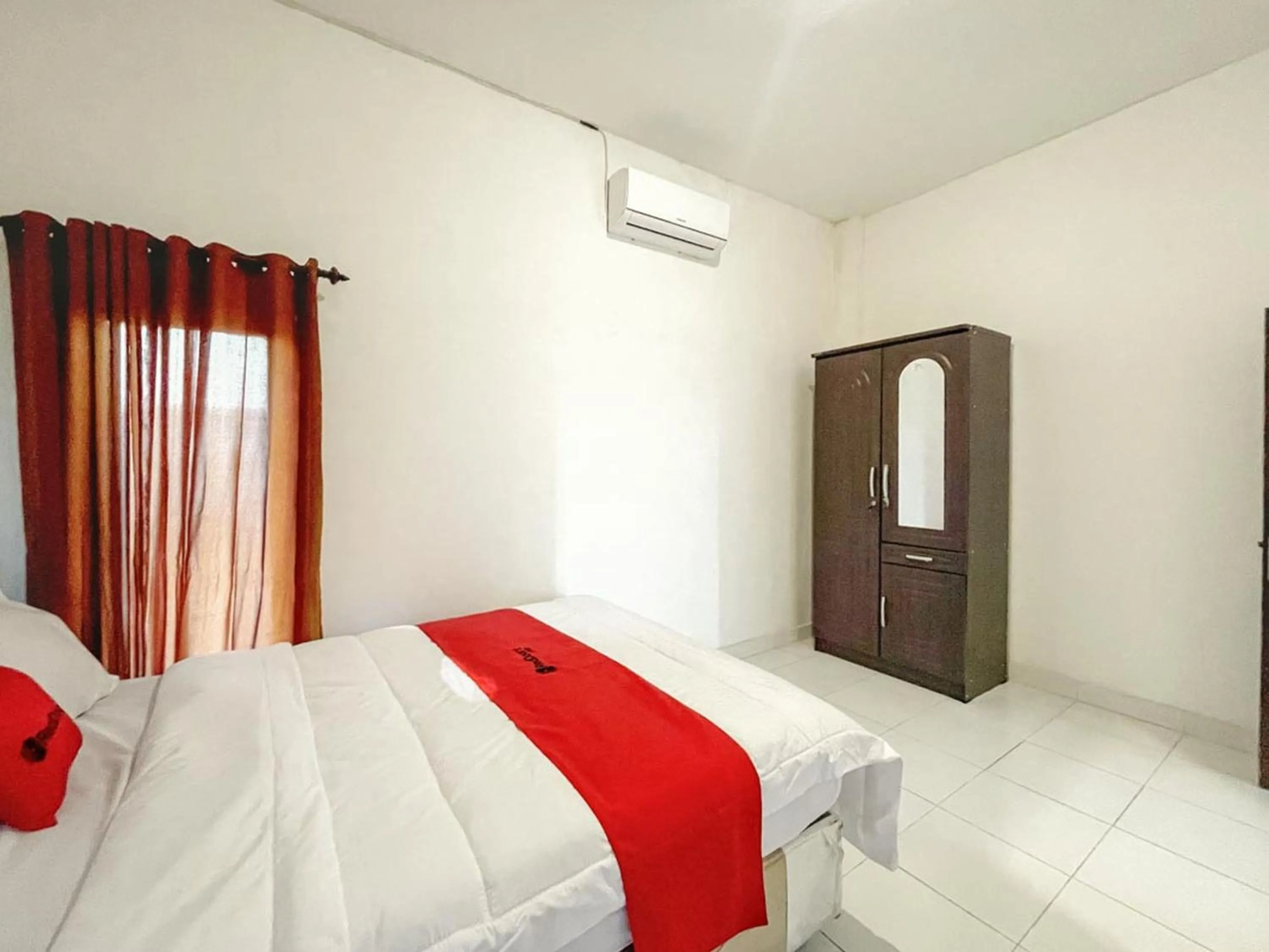 Bedroom, Bed in RedDoorz Syariah near Siloam Hospital Mataram