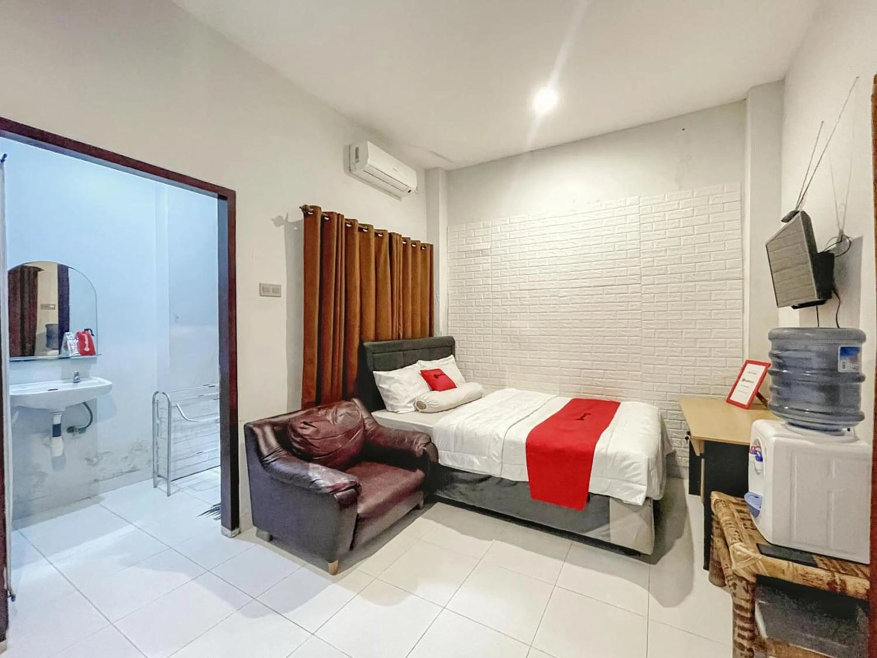 Bedroom, Bed in RedDoorz Syariah near Siloam Hospital Mataram