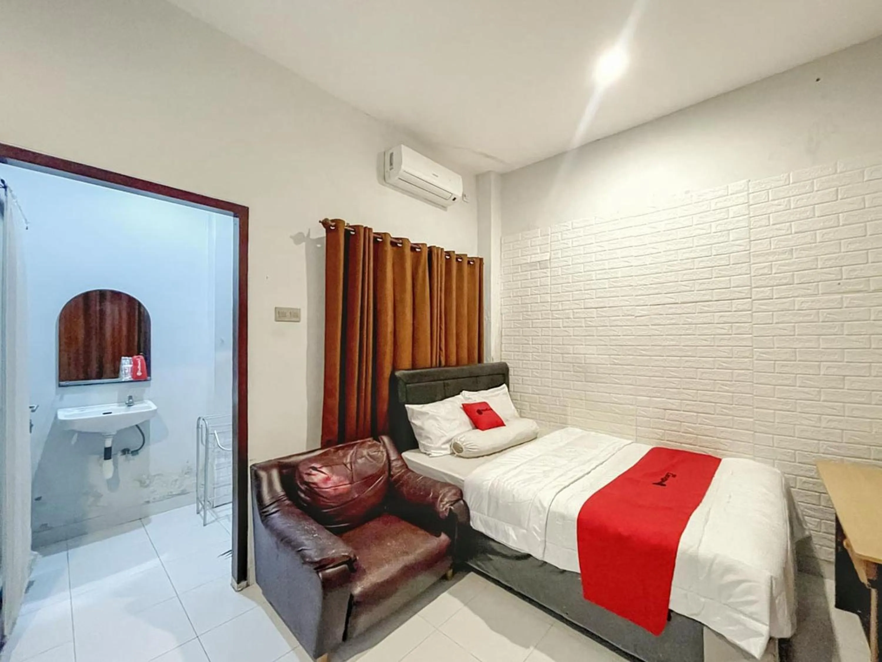 Bedroom, Bed in RedDoorz Syariah near Siloam Hospital Mataram