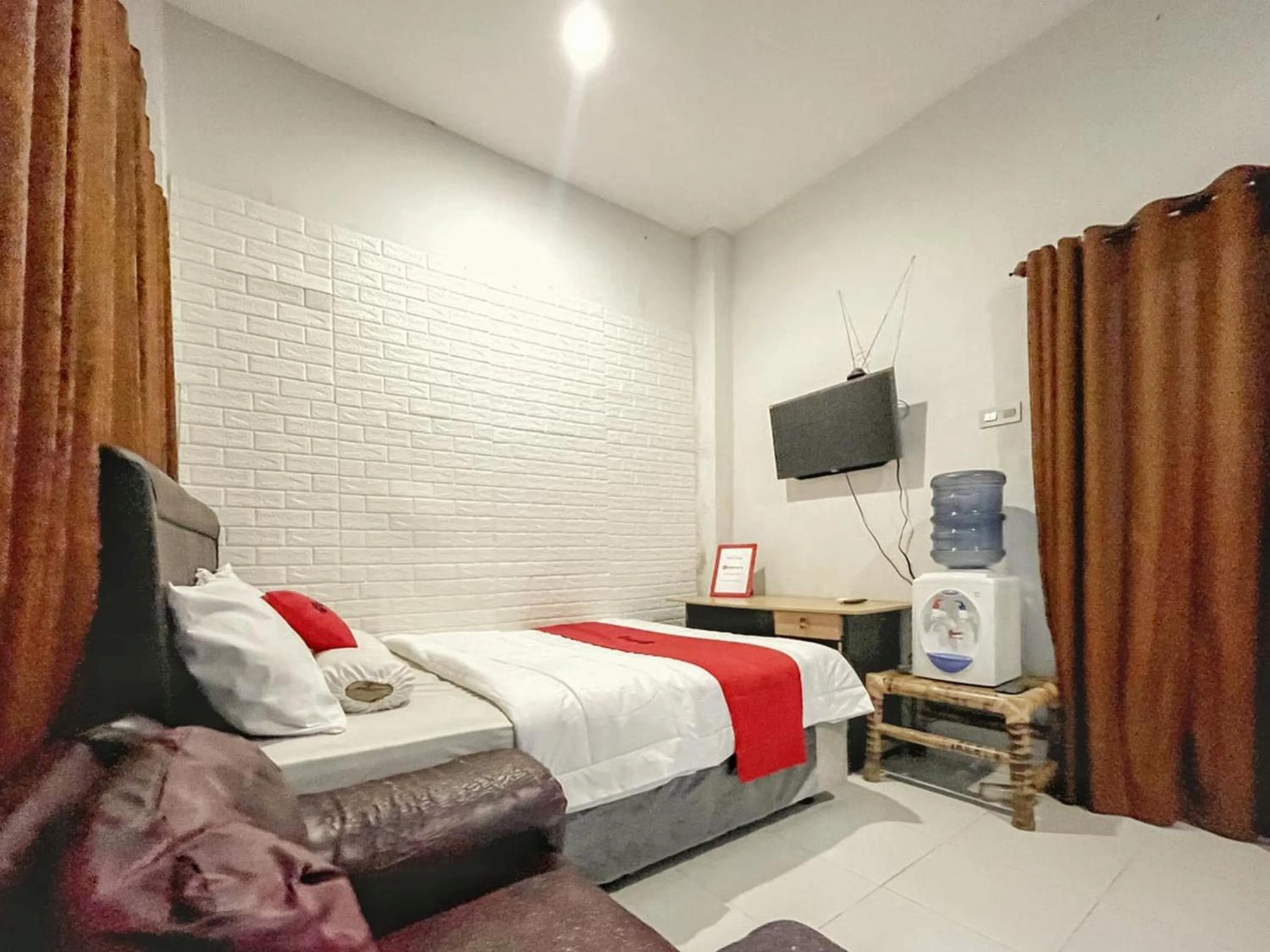 Bedroom, Bed in RedDoorz Syariah near Siloam Hospital Mataram