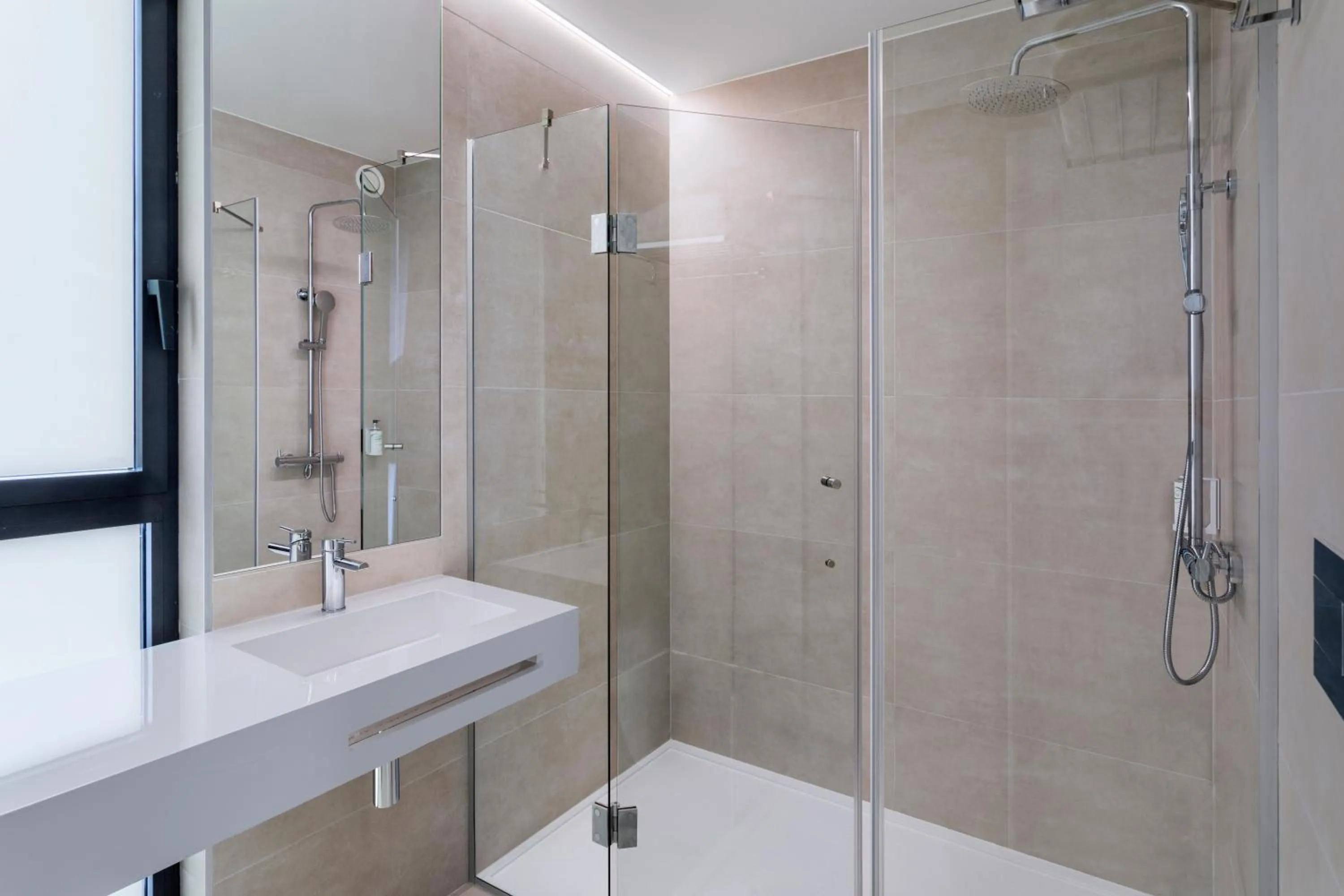 Shower in B&B HOTEL Santo Tirso
