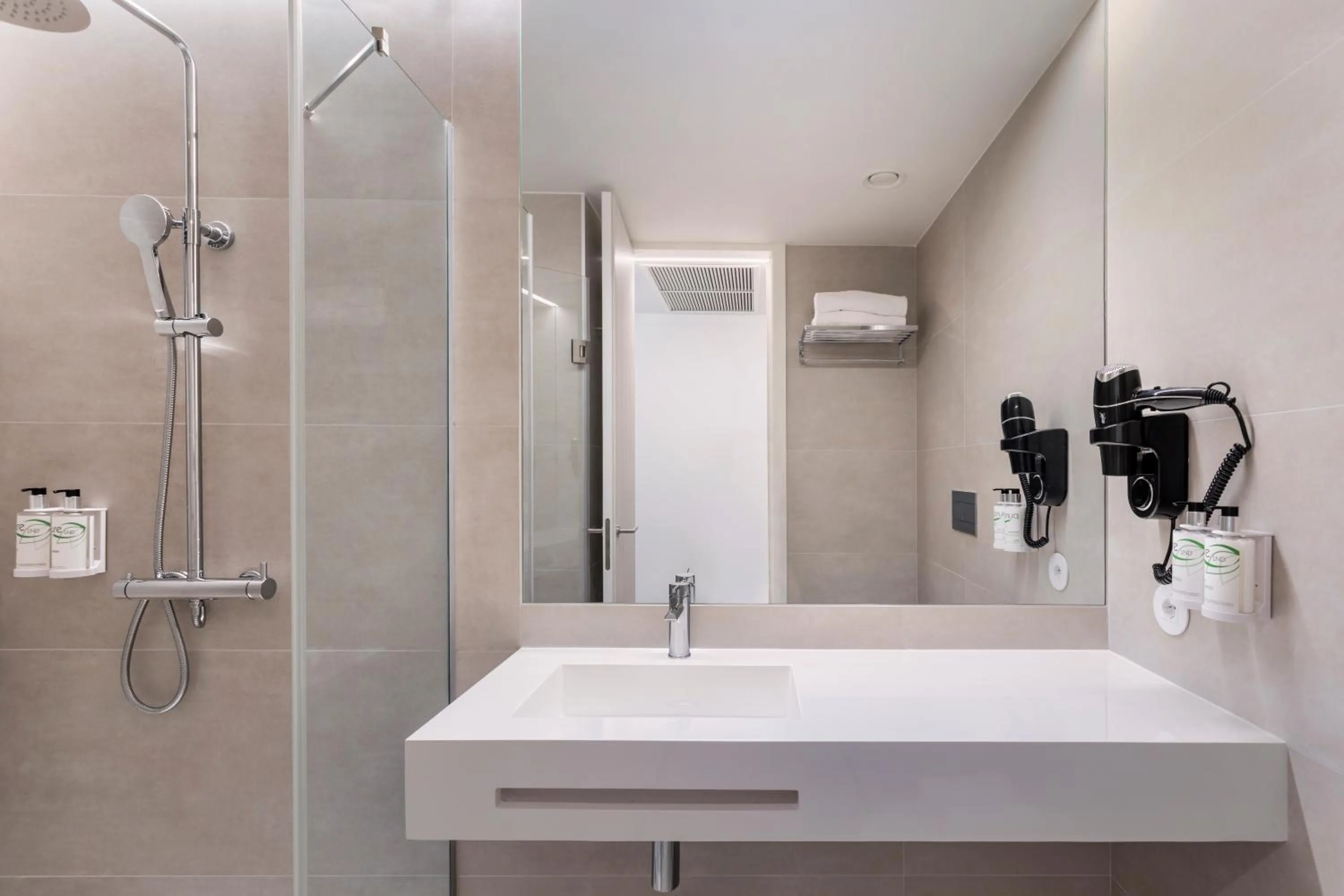 Shower in B&B HOTEL Santo Tirso