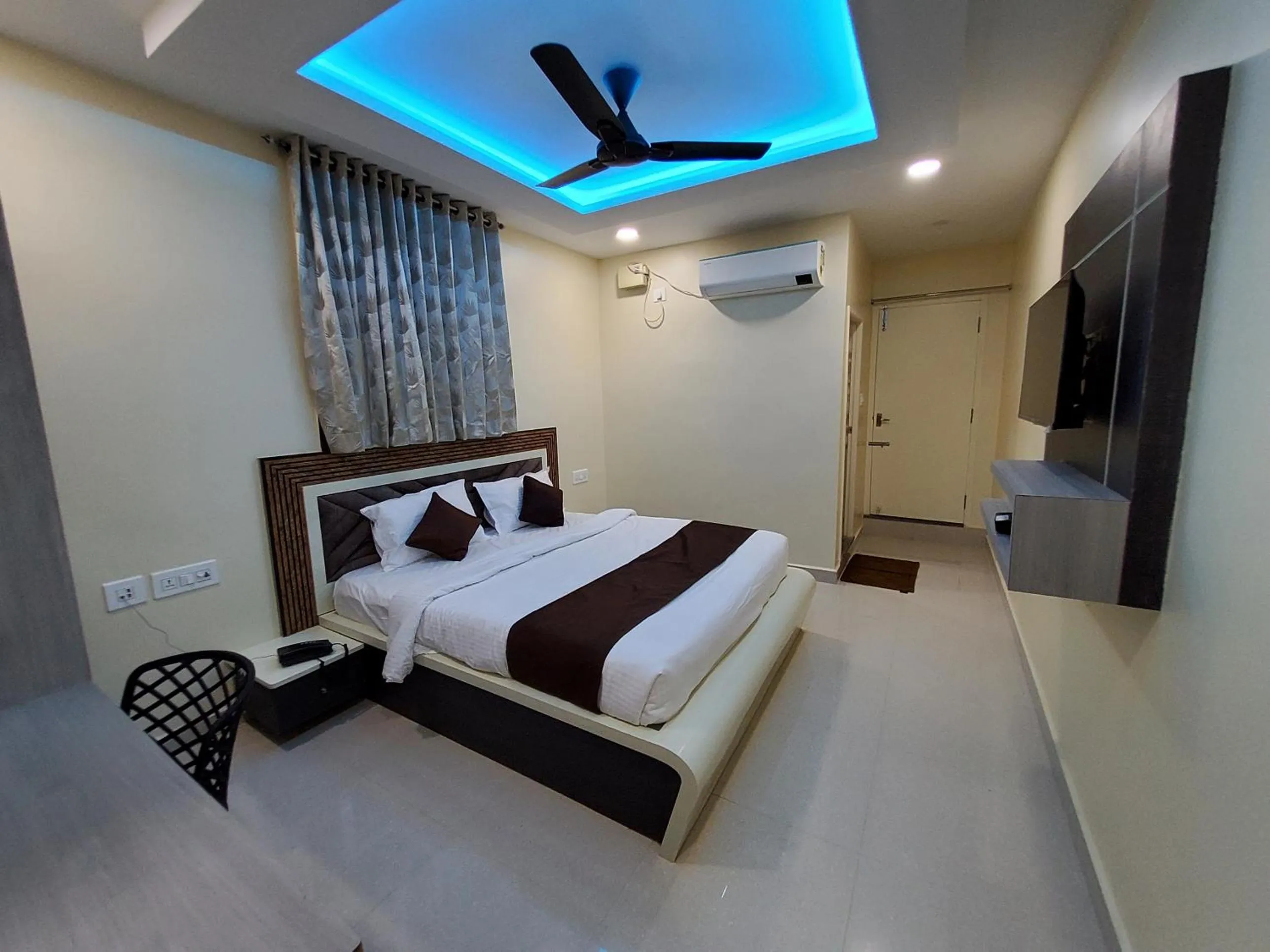 Photo of the whole room, Bed in Kings Palace