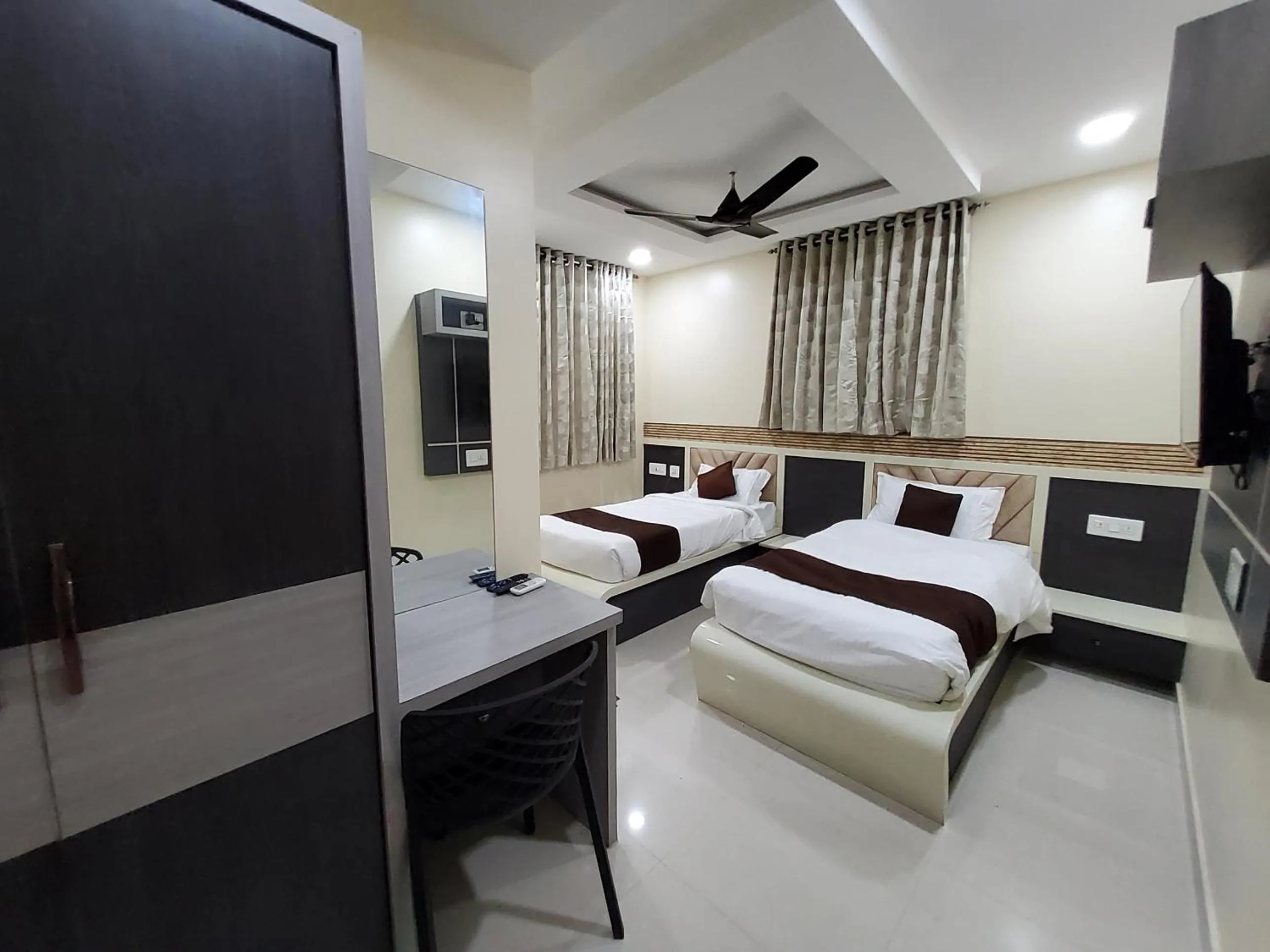 Photo of the whole room, Bed in Kings Palace