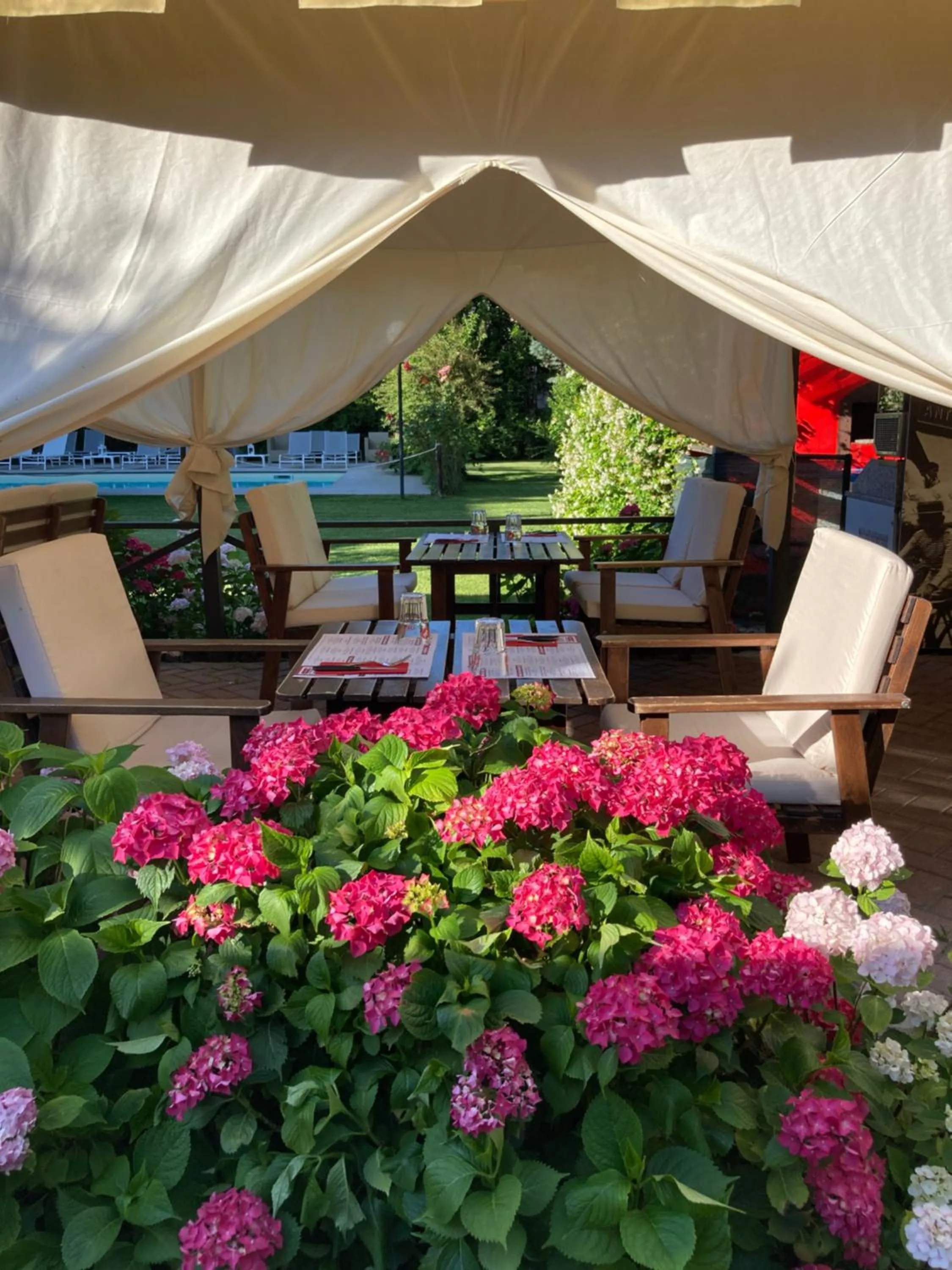 Restaurant/places to eat in Hotel Milano Pool & Garden