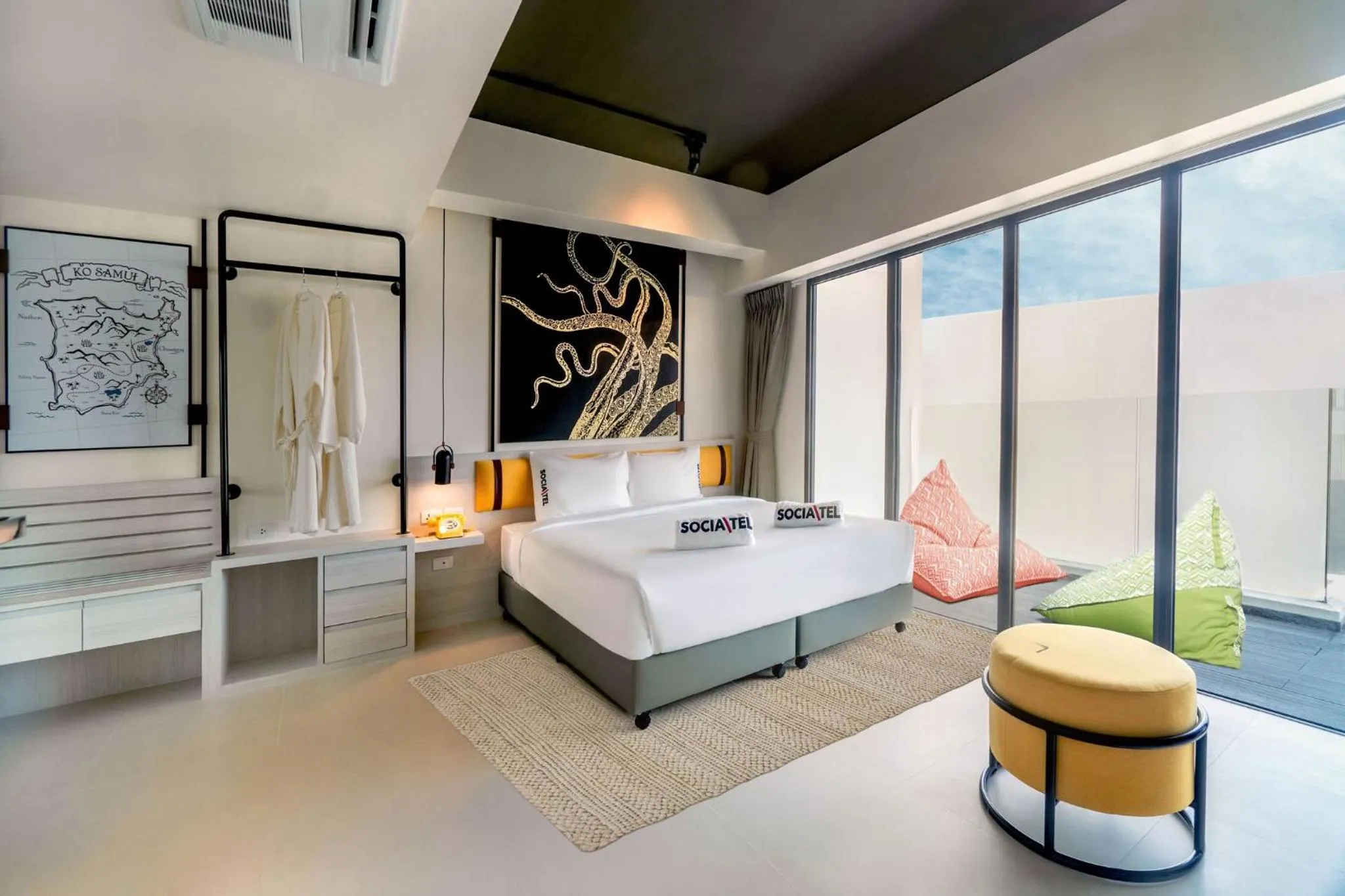 Photo of the whole room, Bed in SocialTel Koh Samui