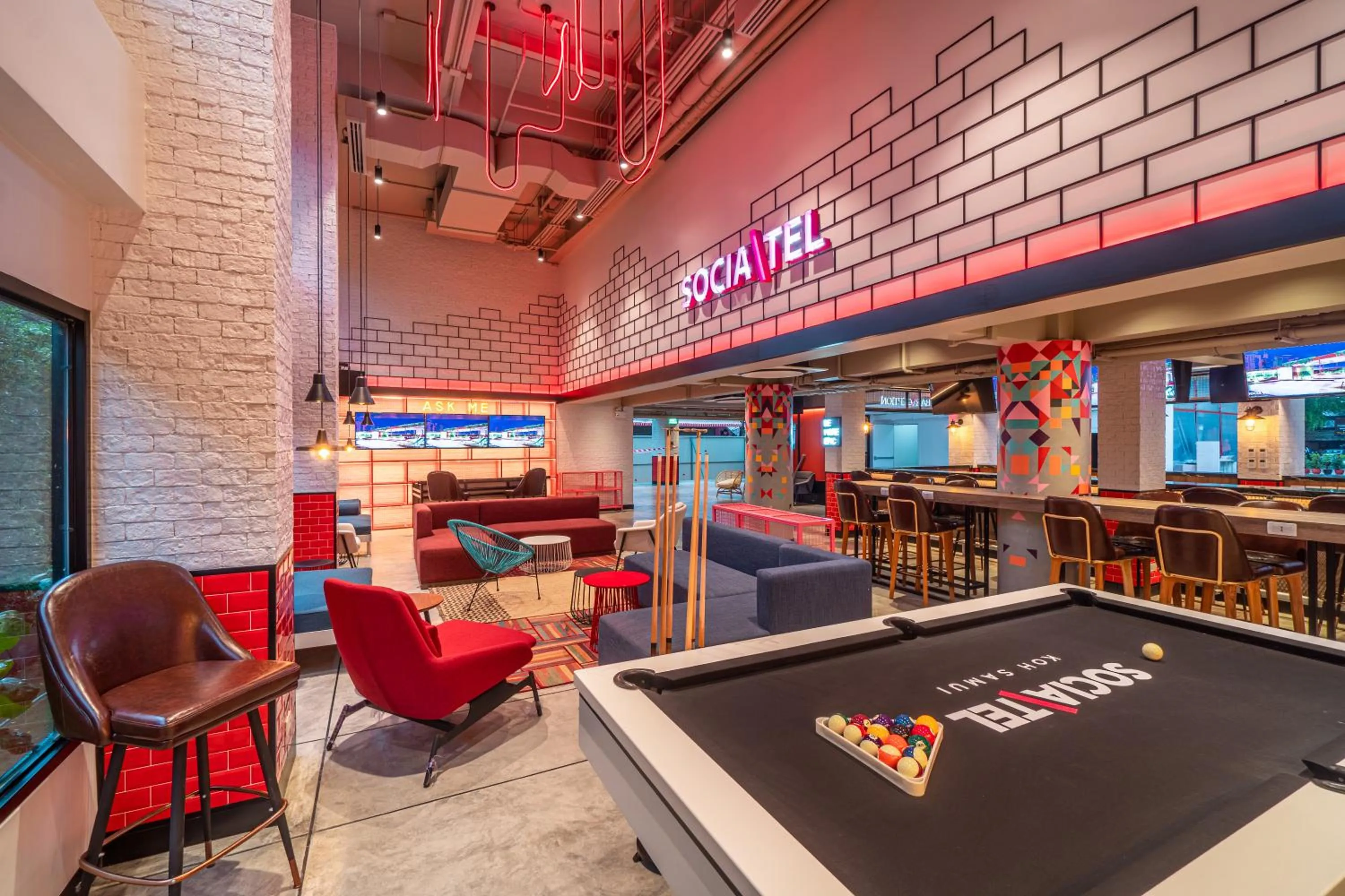 Communal lounge/ TV room in SocialTel Koh Samui