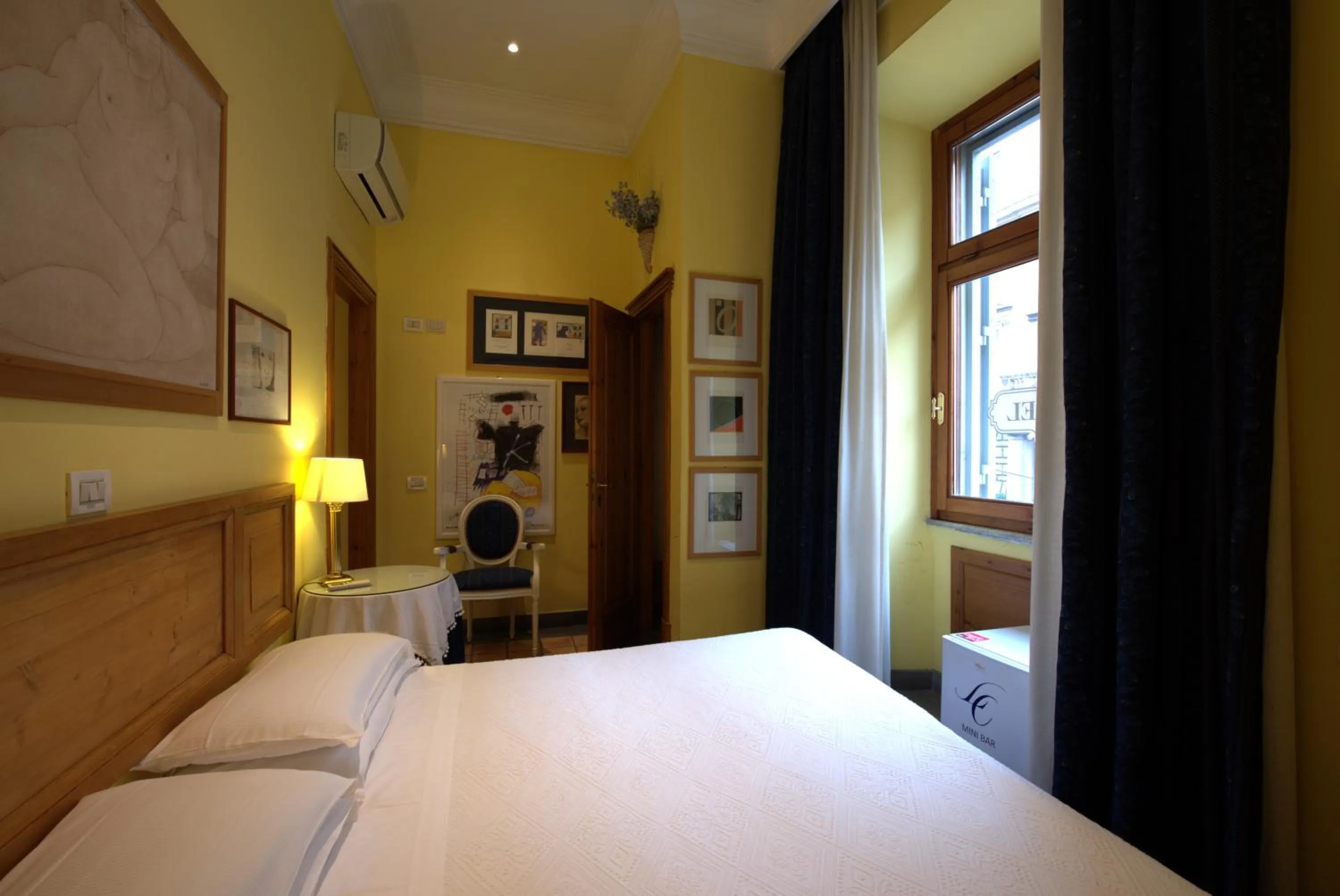 Bed in Hotel Locanda Cairoli