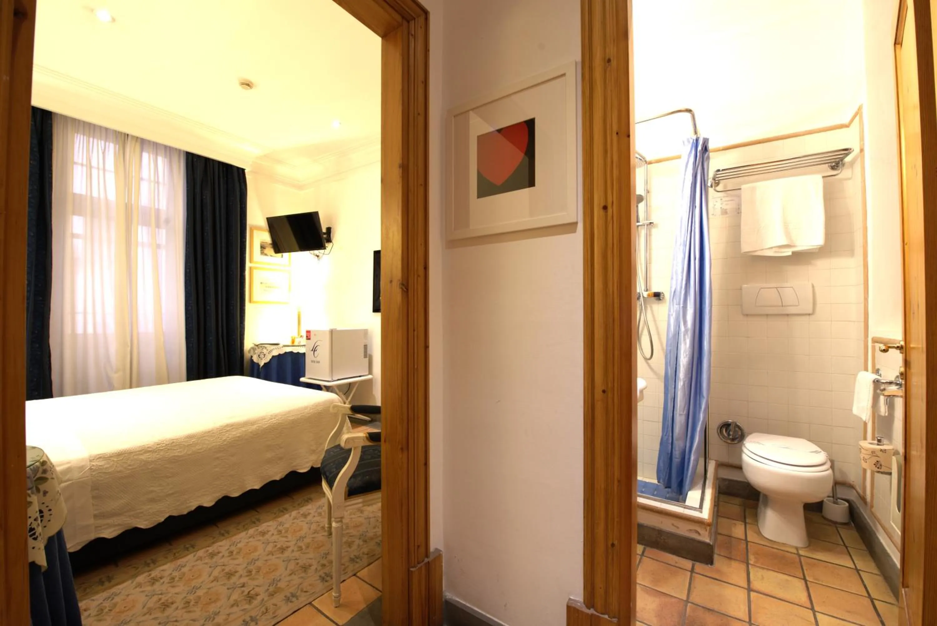 TV and multimedia, Bed in Hotel Locanda Cairoli