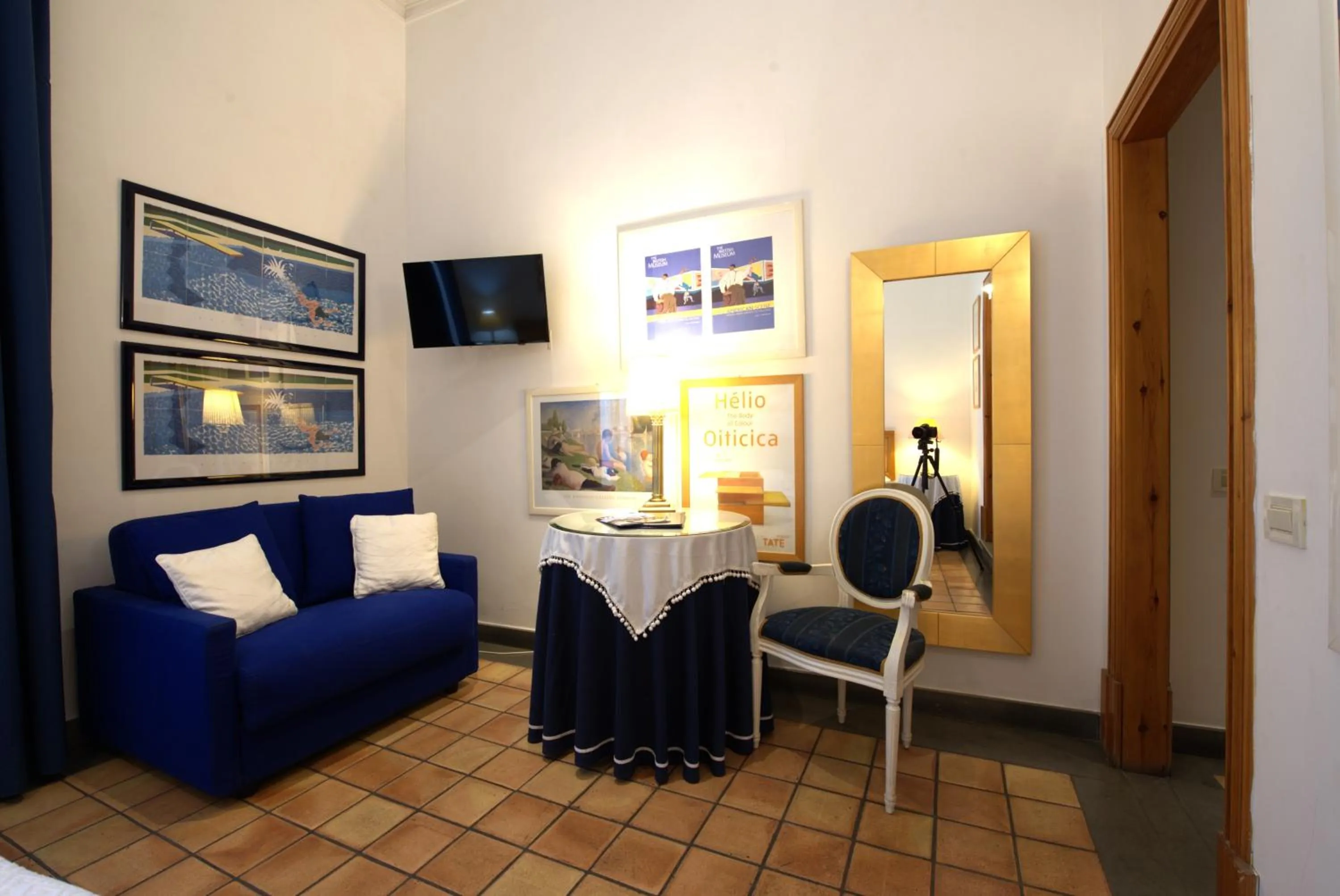 TV and multimedia in Hotel Locanda Cairoli
