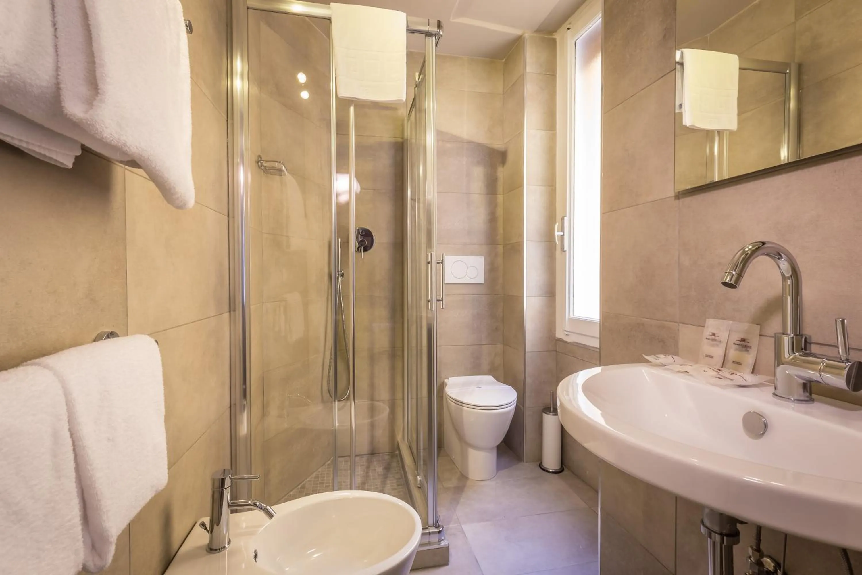 Bathroom in Florence Old Bridge B&B