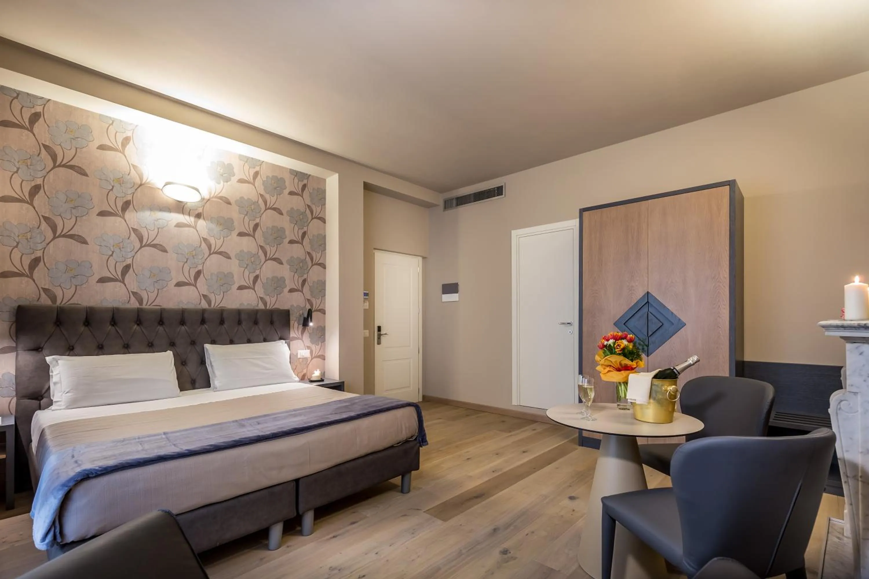 Deluxe Double Room with Spa Bath and Balcony in Florence Old Bridge B&B