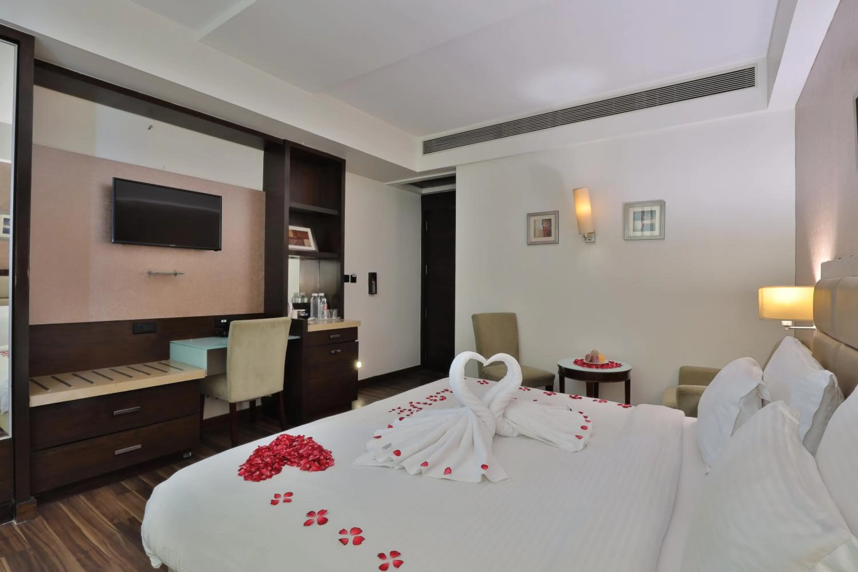 TV and multimedia, Bed in Krios Hotel - Near SG Highway, Ahmedabad