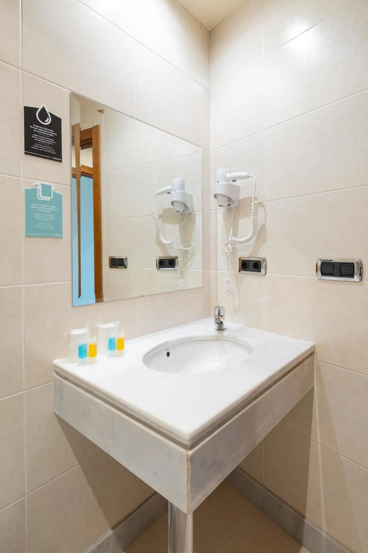 Bathroom in Hotel Villanueva