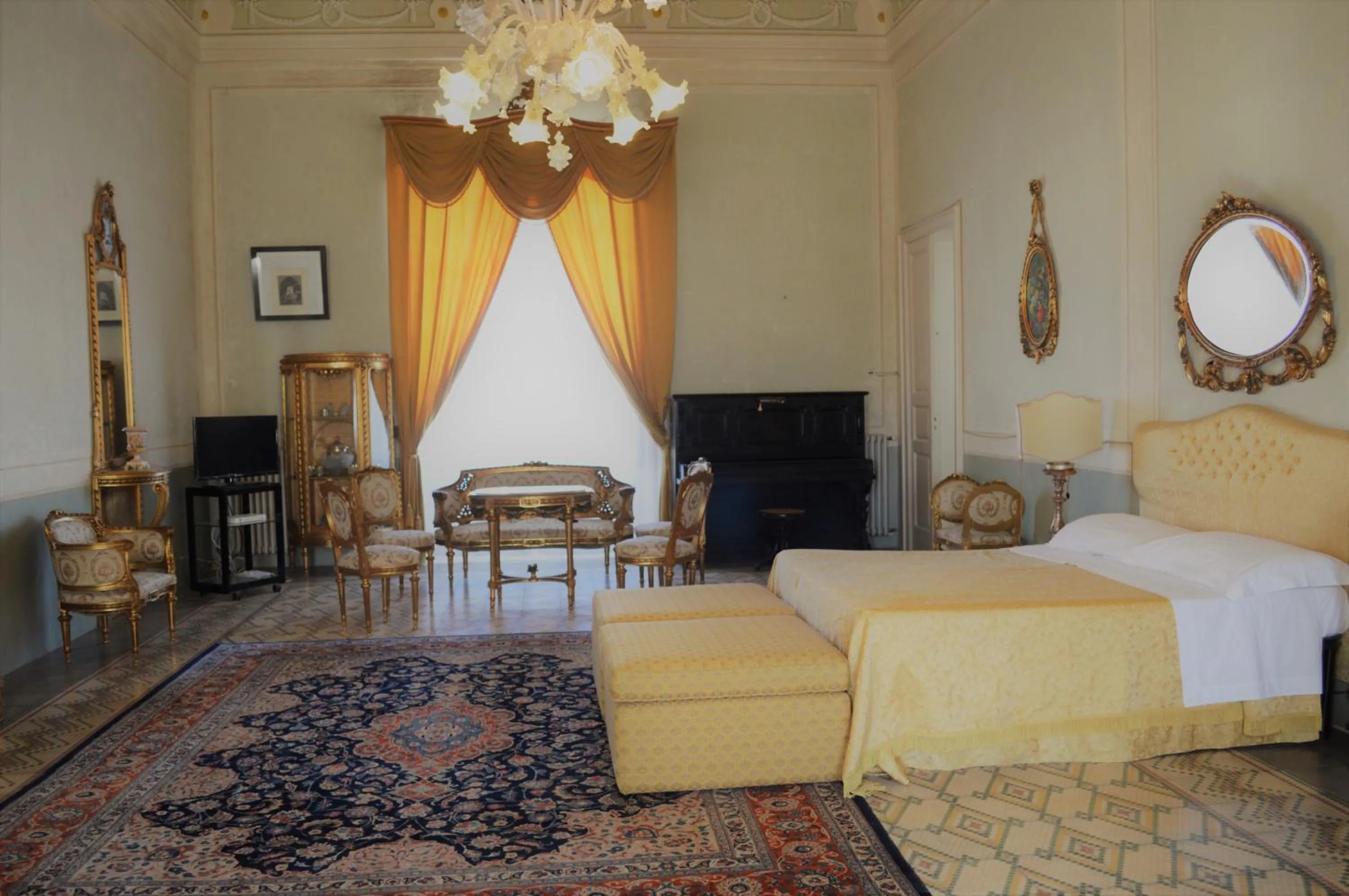 Photo of the whole room, Bed in Palazzo Vecchio