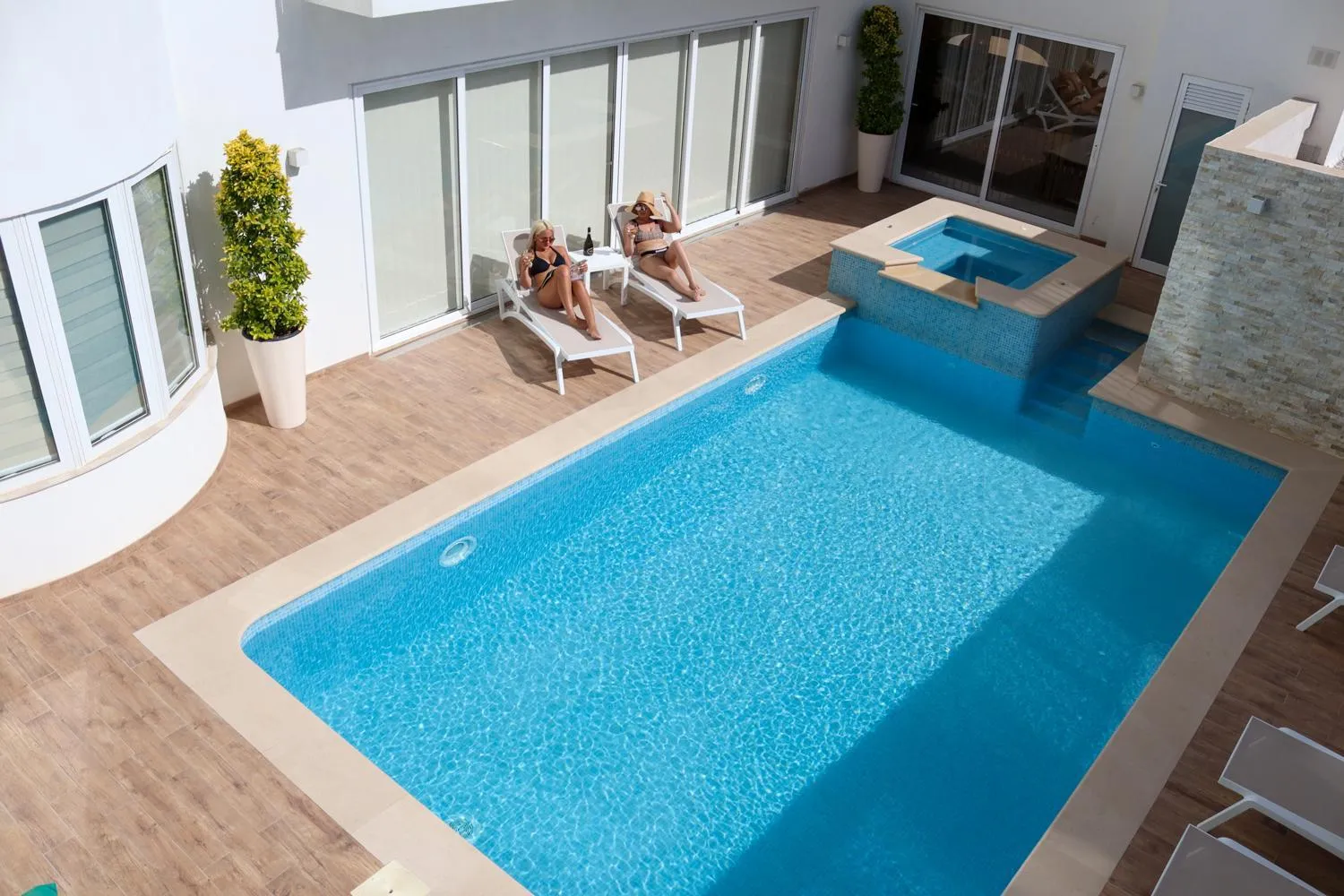 Swimming pool in 100 Boutique Living