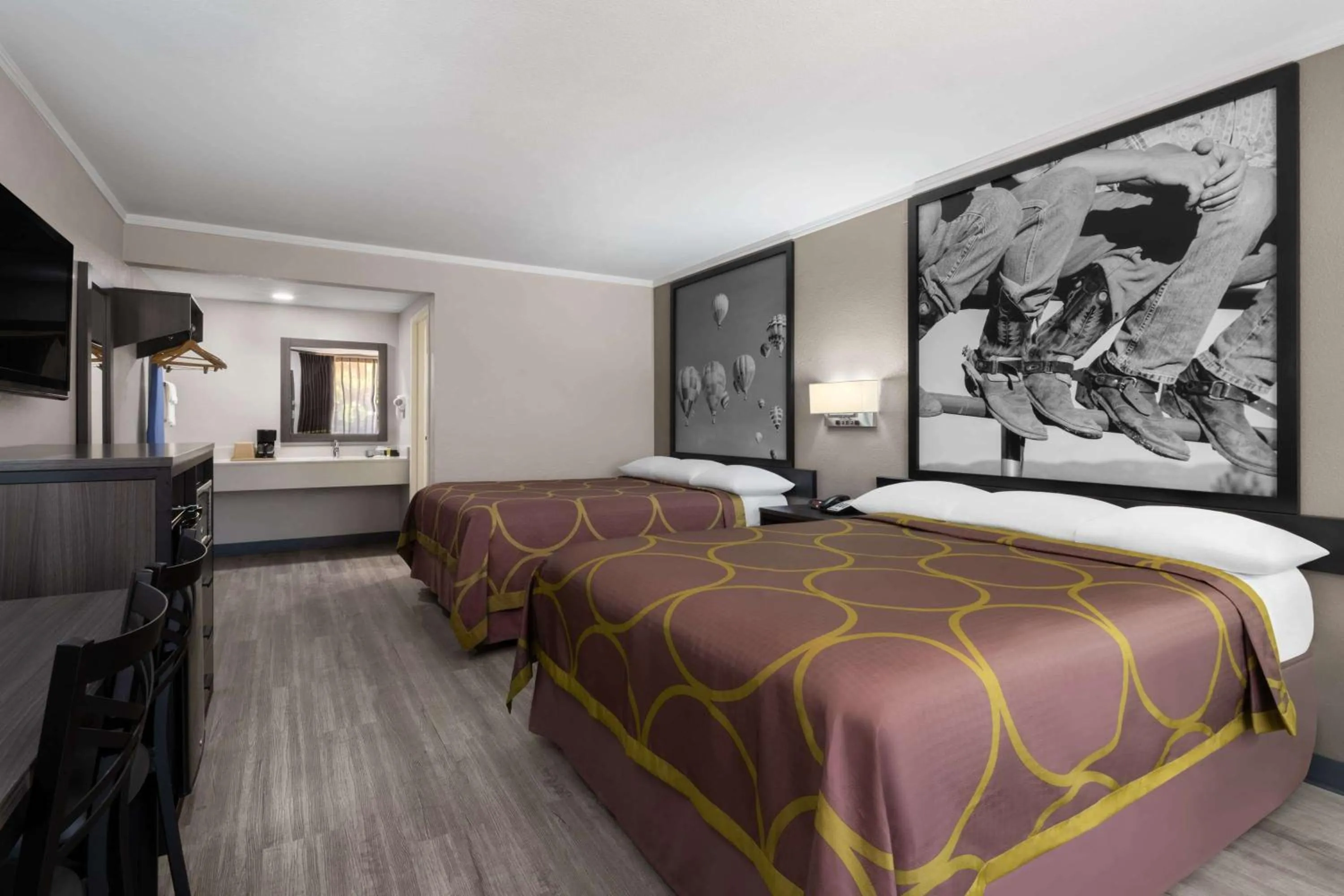 Photo of the whole room, Bed in Super 8 by Wyndham Longview/North