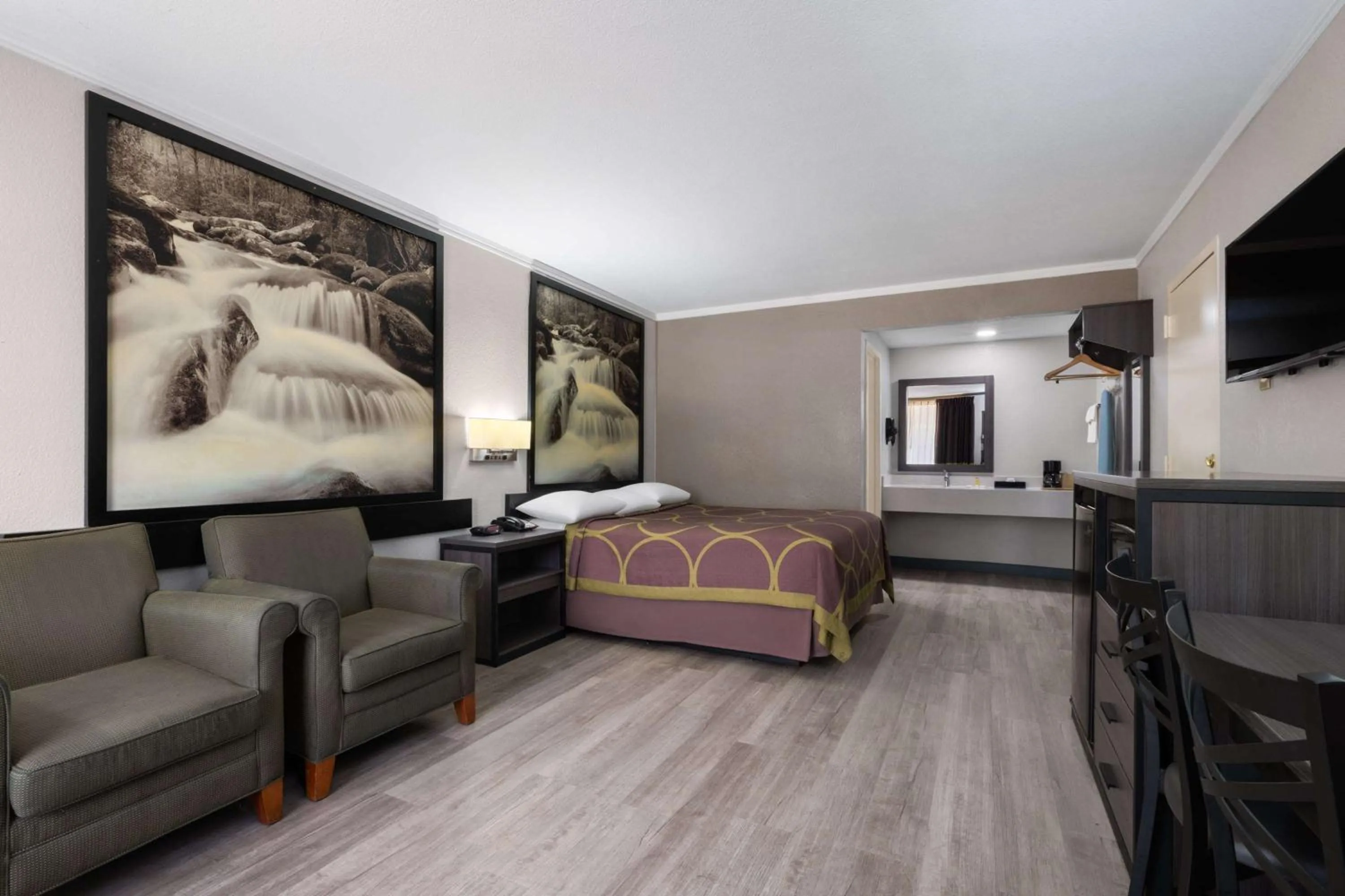 Queen Room - Smoking in Super 8 by Wyndham Longview/North