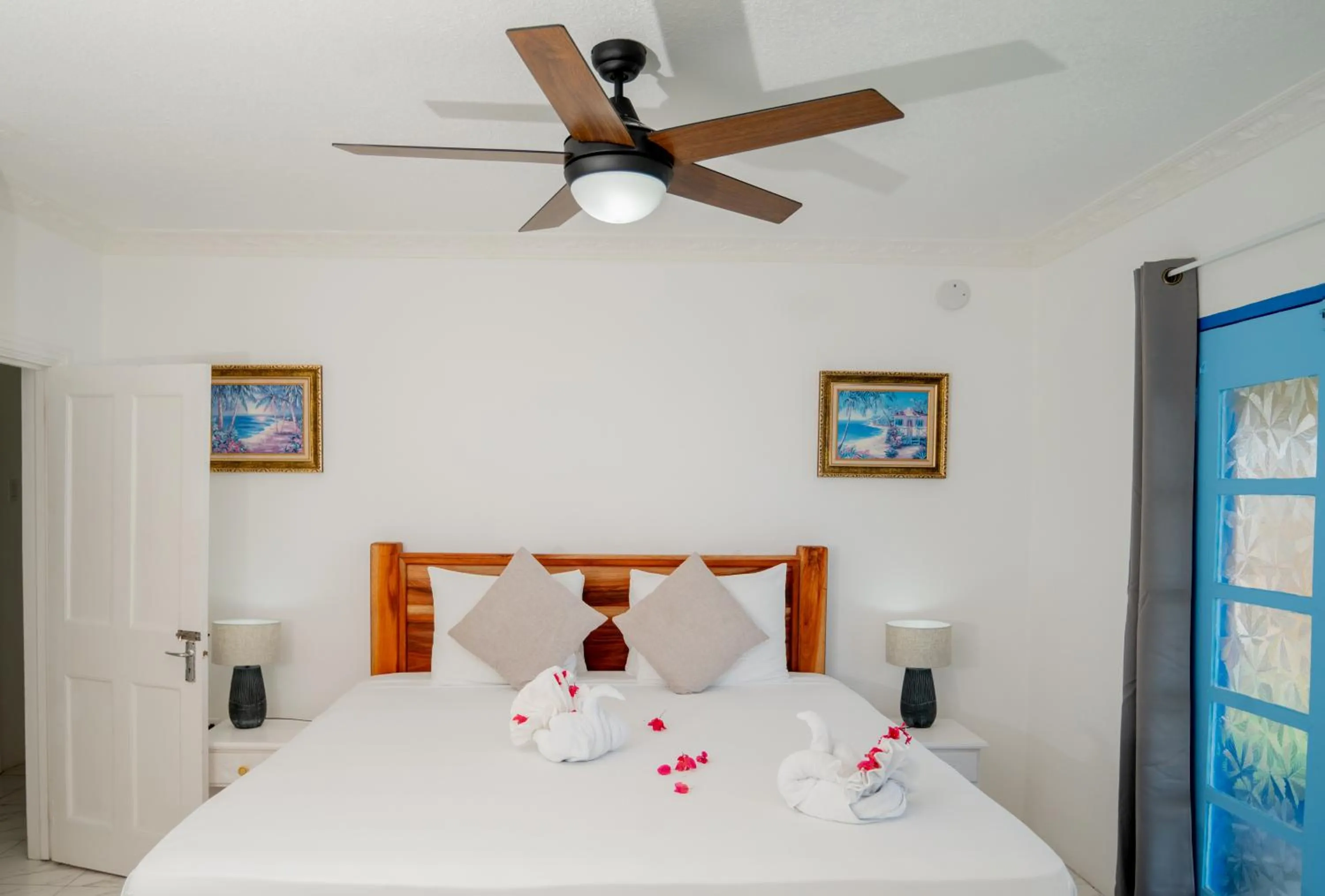 Bed in Beyond Sunset Resort & Villas