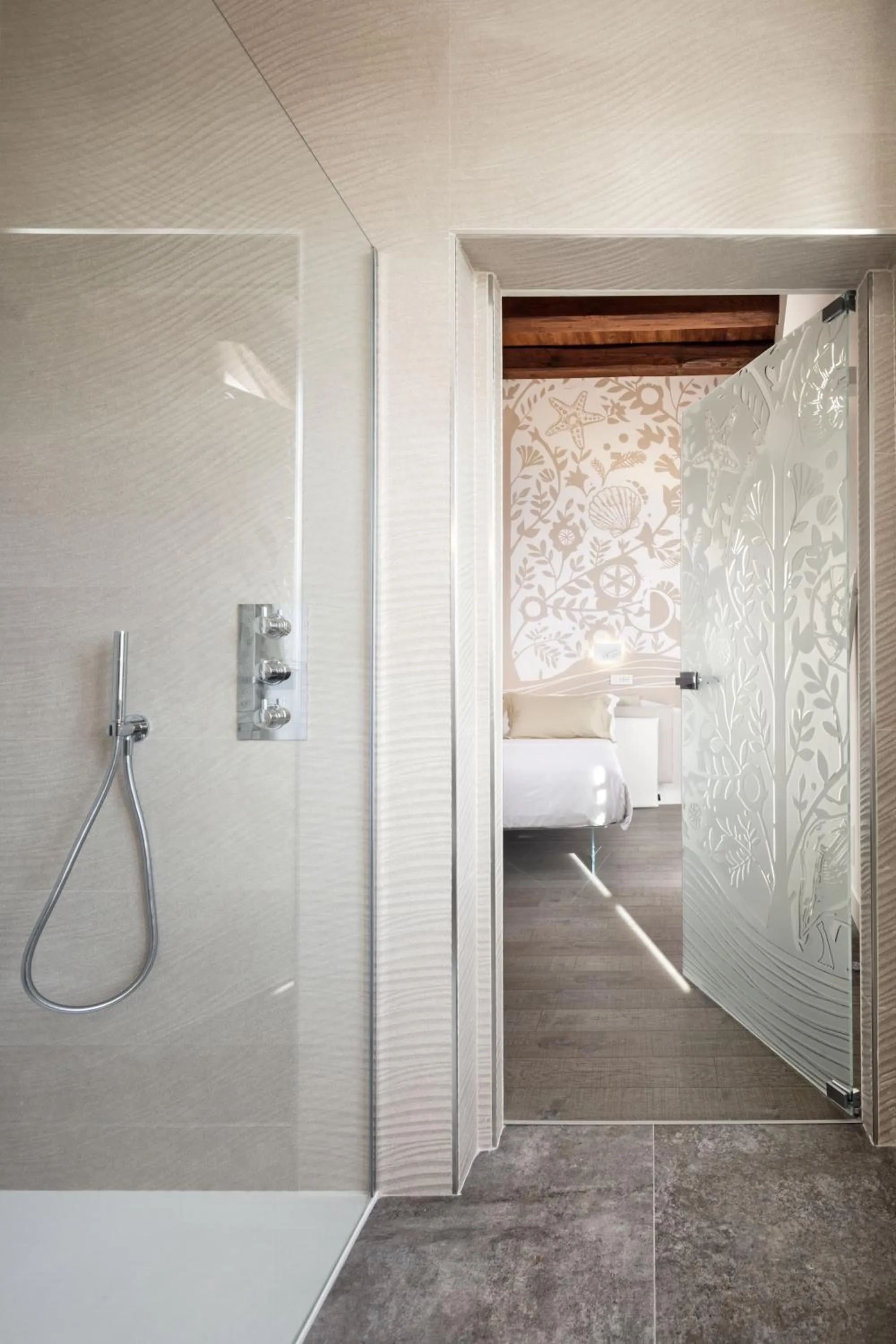 Shower, Bed in Casa Clàt - Boutique Hotel