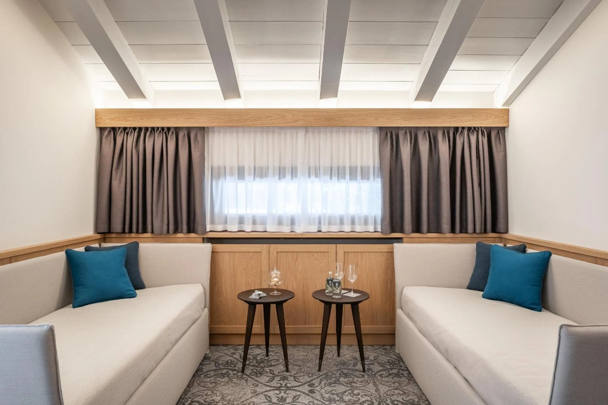 Seating area, Bed in Hotel Lajadira & Spa