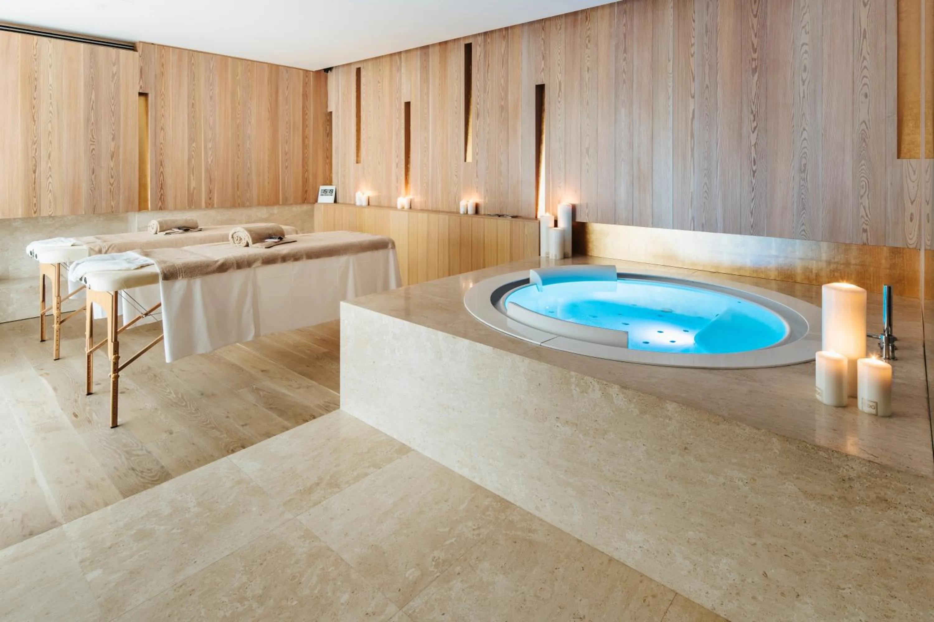 Hot Tub in Hotel Lajadira & Spa