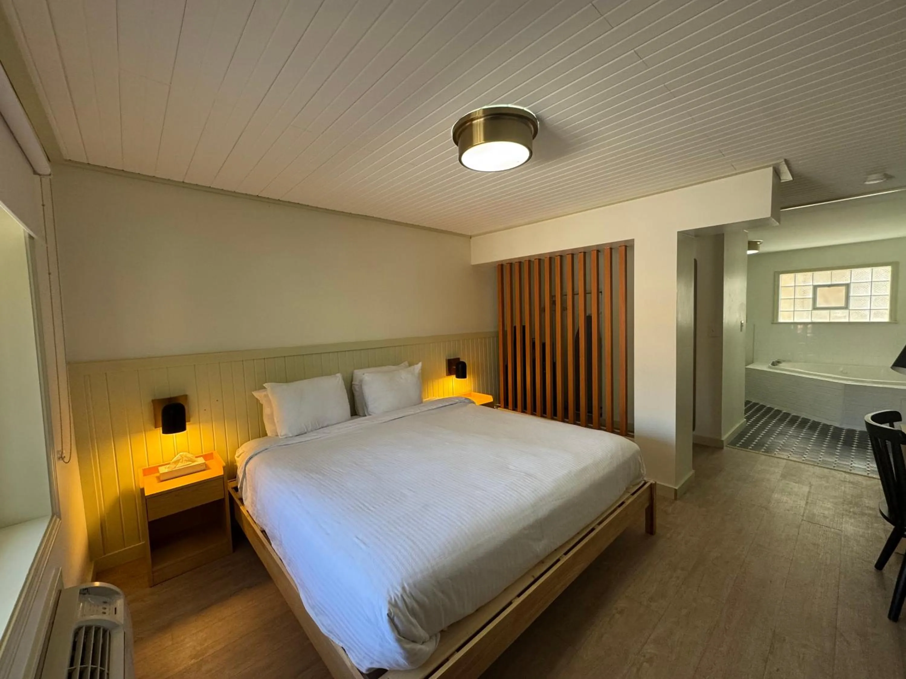 Bed in Pikes Peak Inn