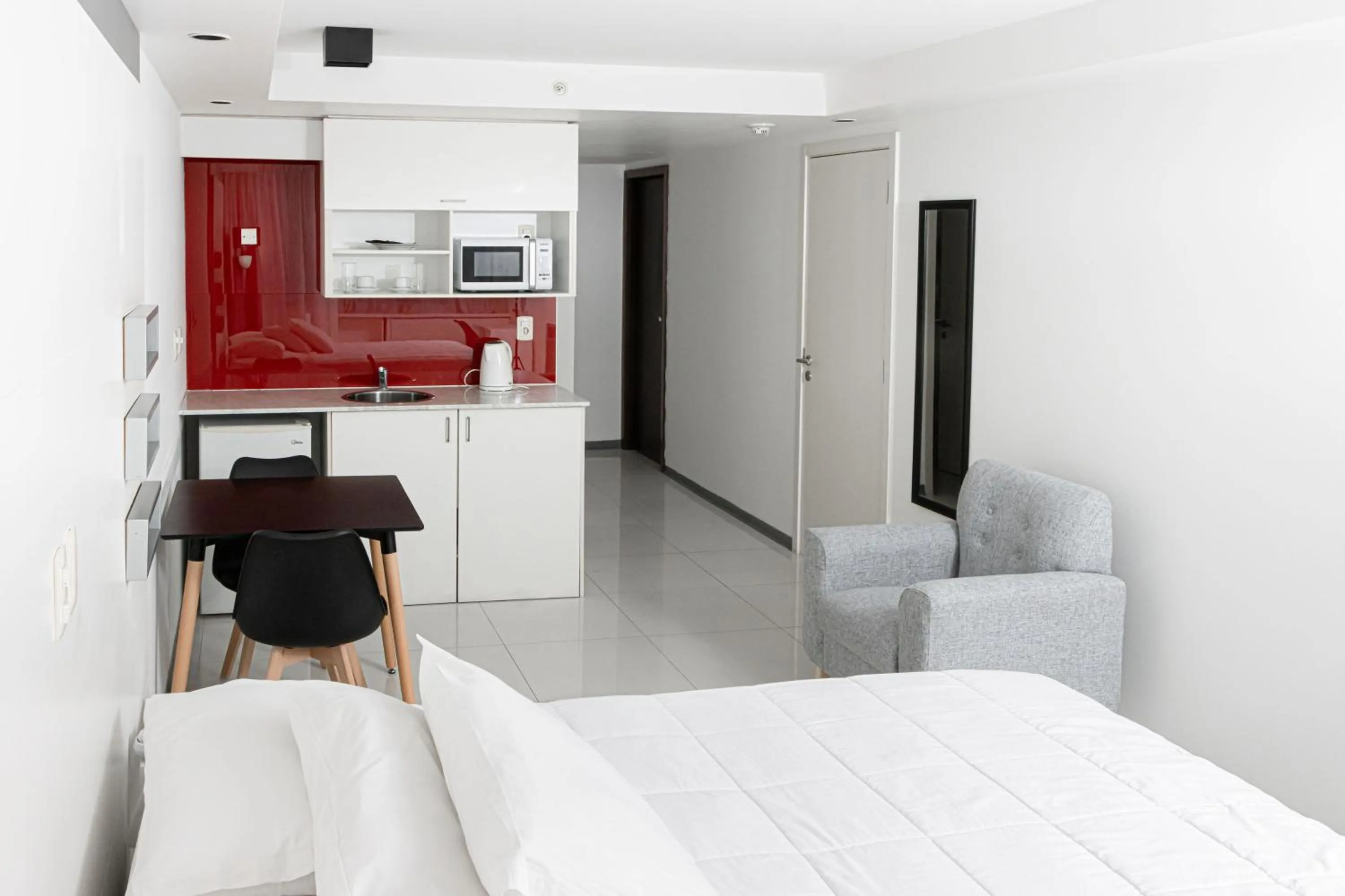 Kitchen or kitchenette, Bed in Hotel Gema Luxury Suites