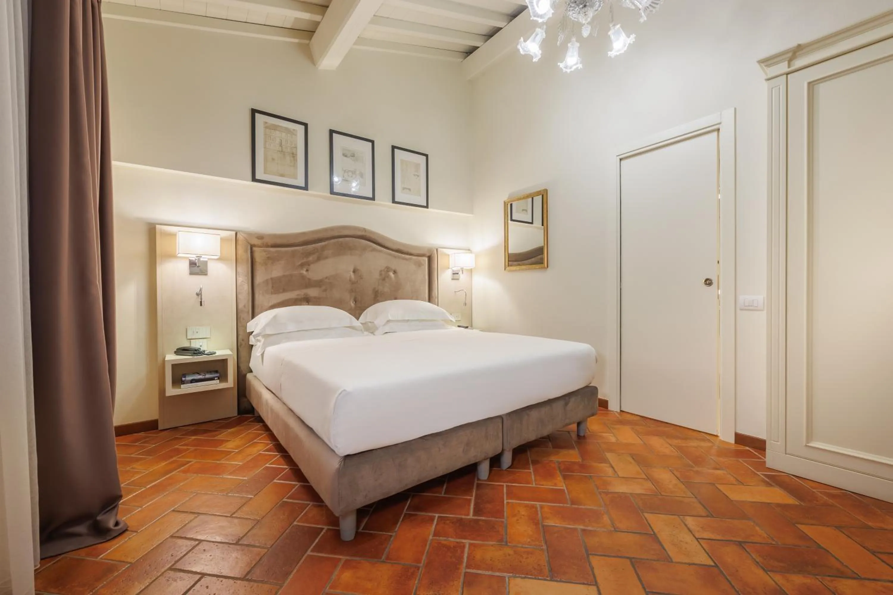 Bedroom, Bed in Hotel Embassy