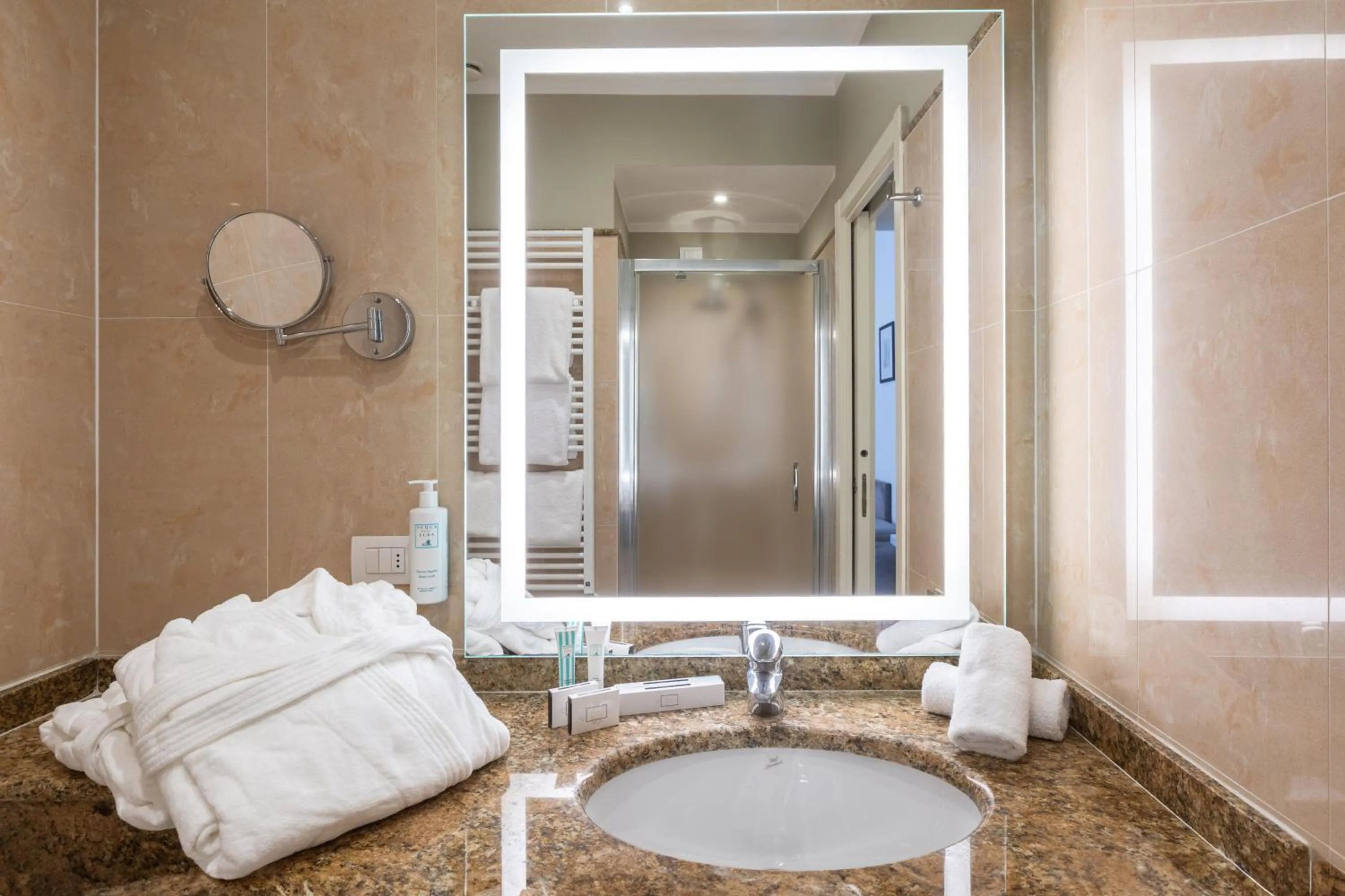 Bathroom in Hotel Embassy