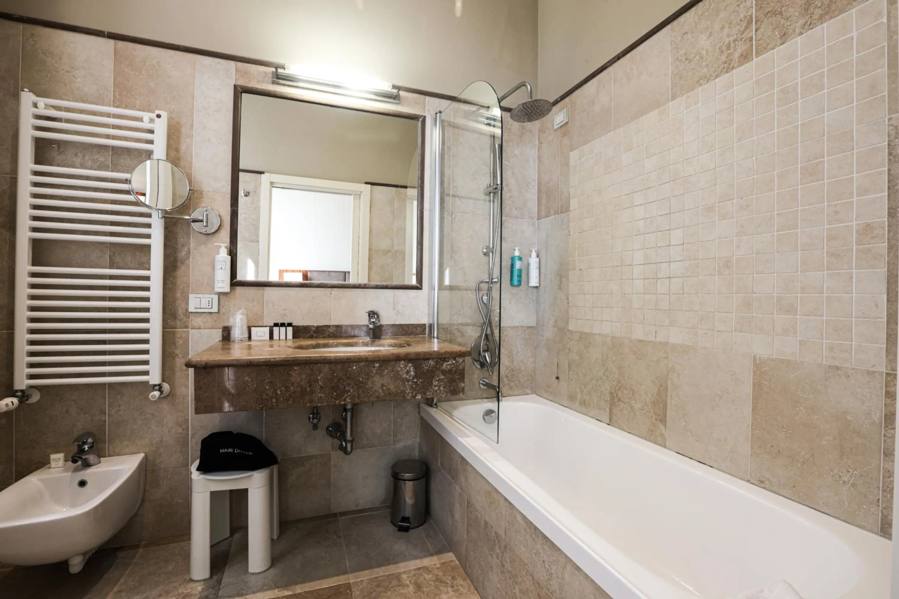 Bathroom in Hotel Embassy