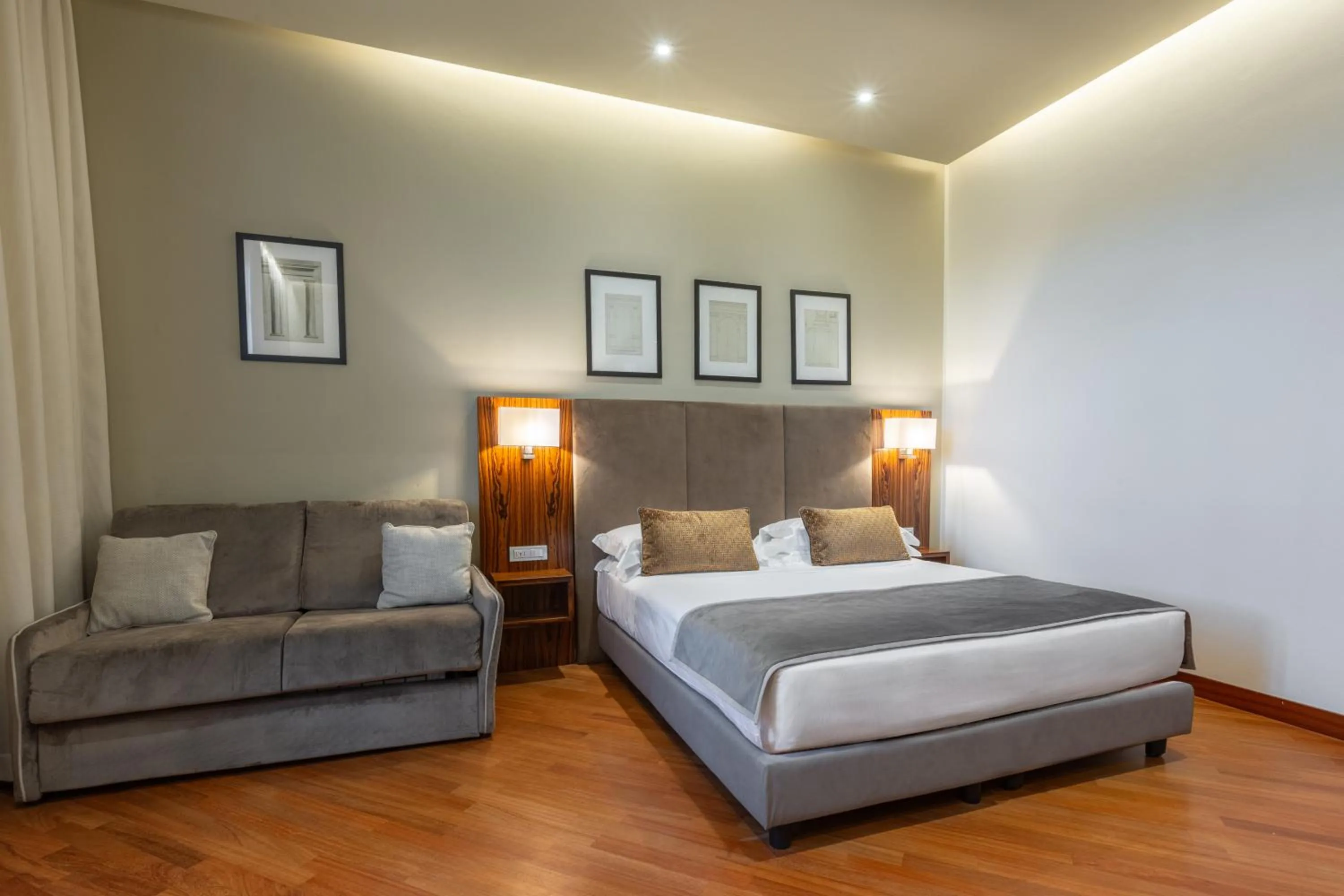 Photo of the whole room, Bed in Hotel Embassy