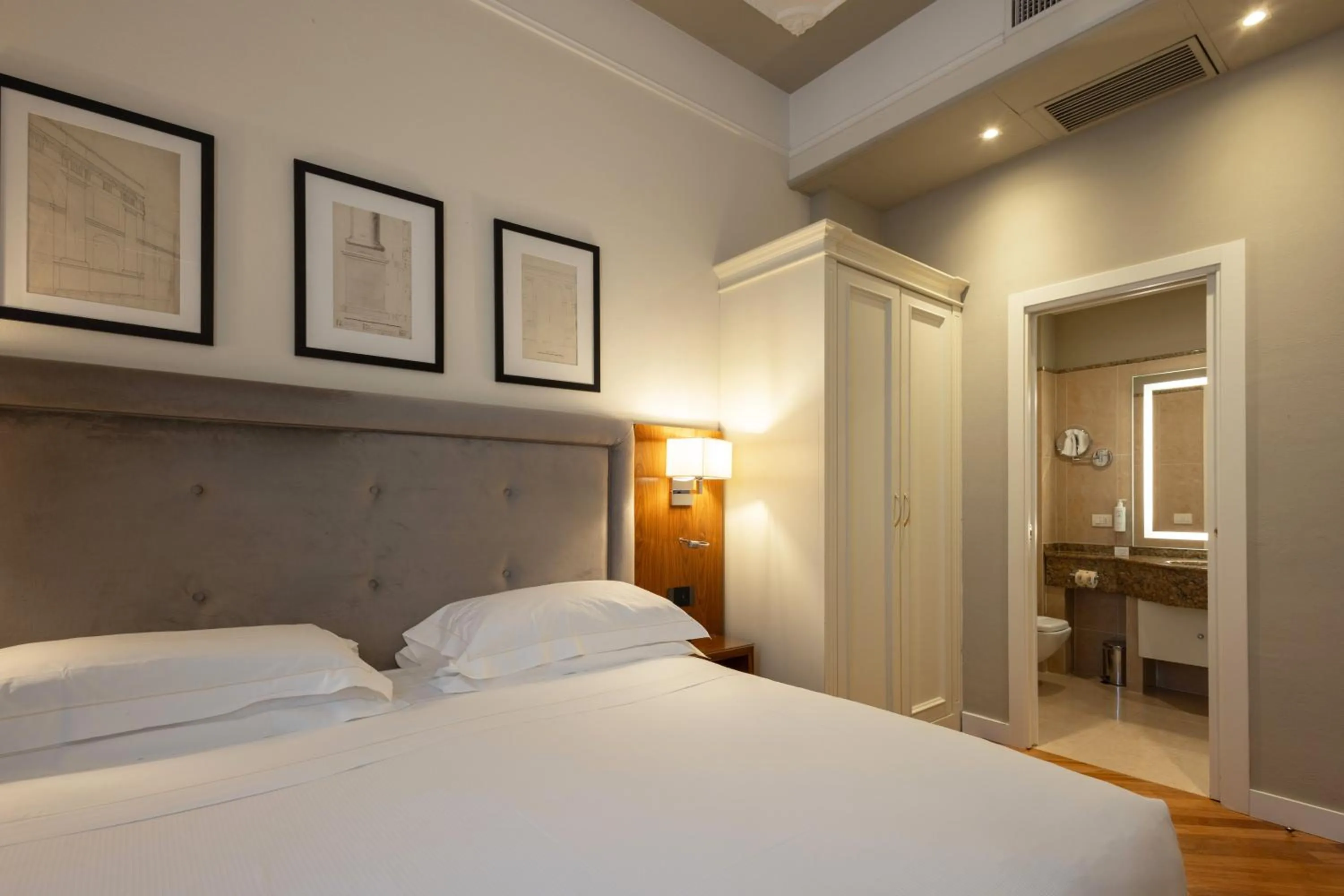 Photo of the whole room, Bed in Hotel Embassy