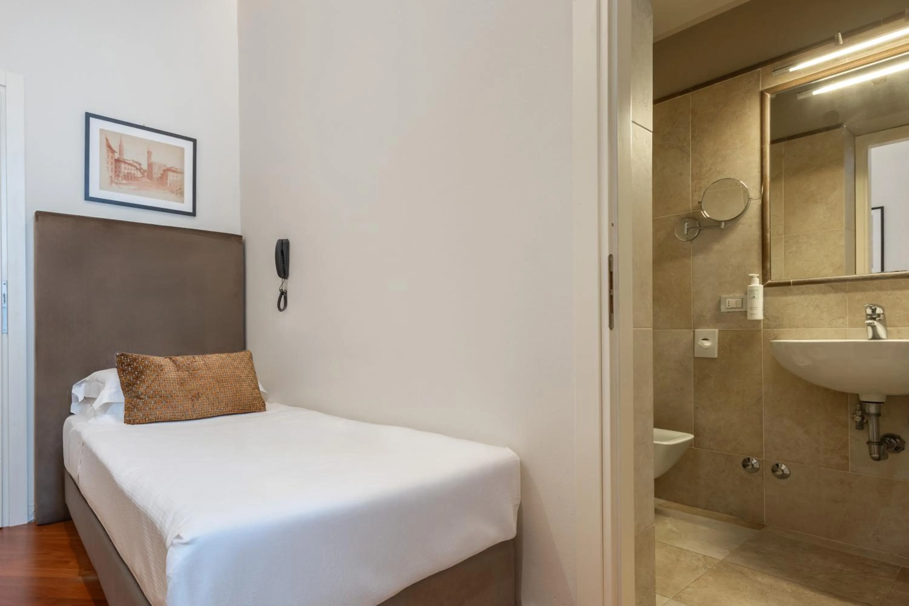 Toilet in Hotel Embassy