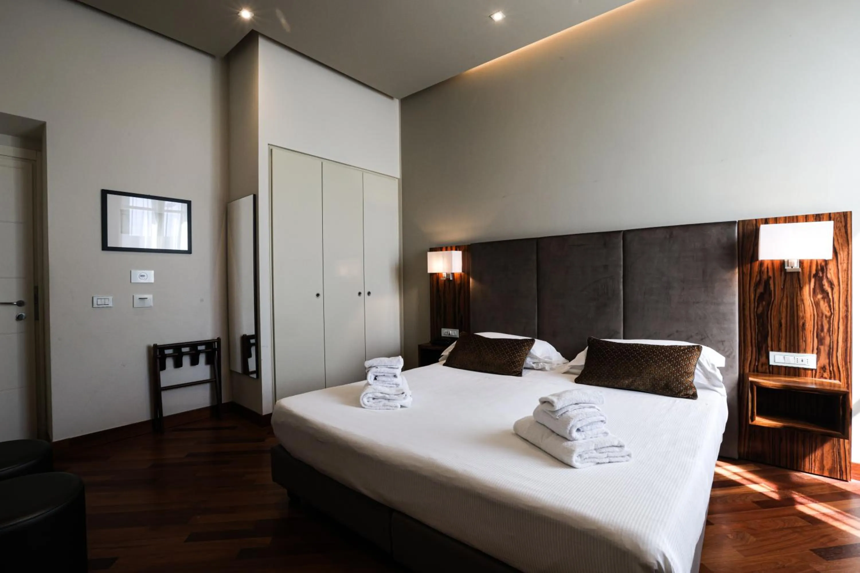 Bedroom, Bed in Hotel Embassy