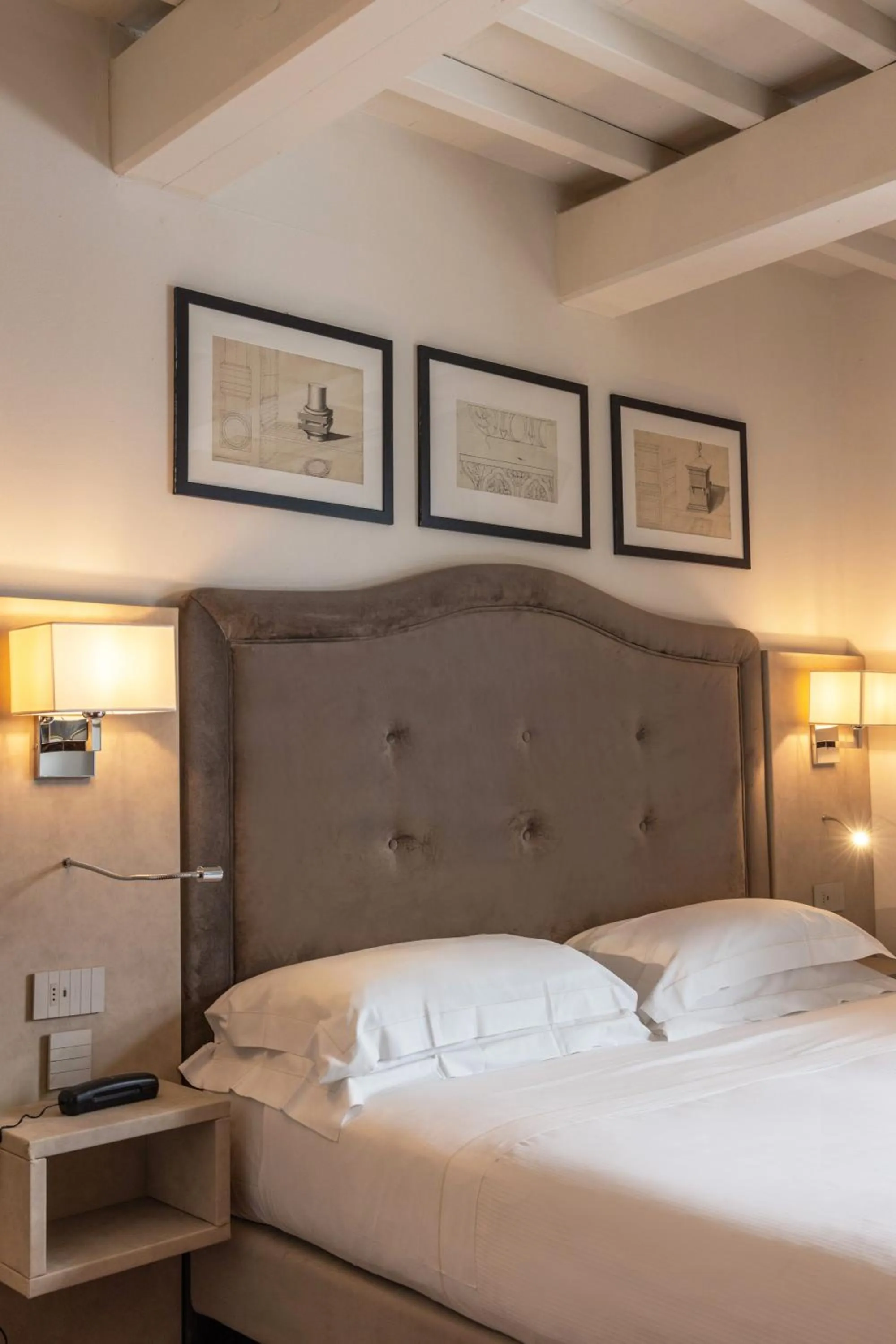 Bedroom, Bed in Hotel Embassy