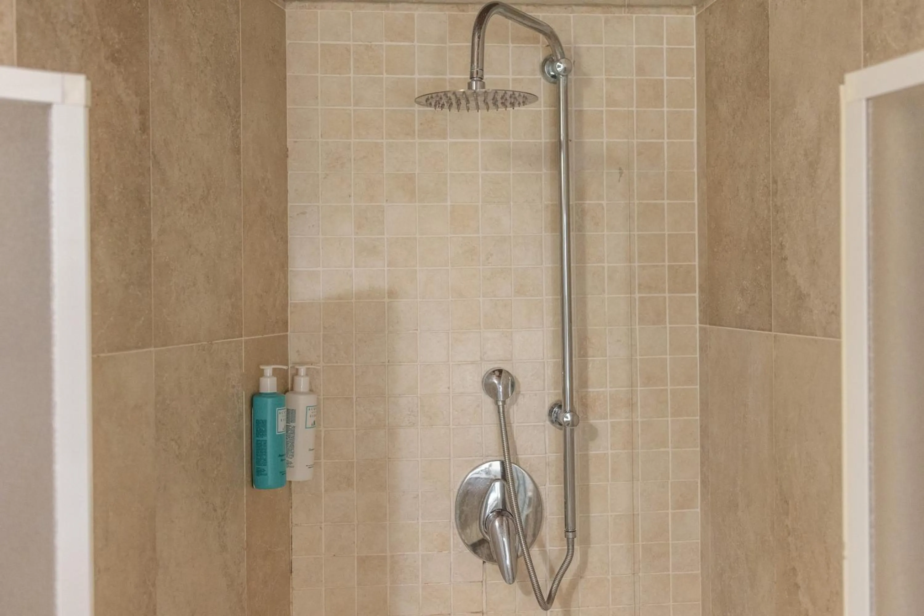 Shower in Hotel Embassy