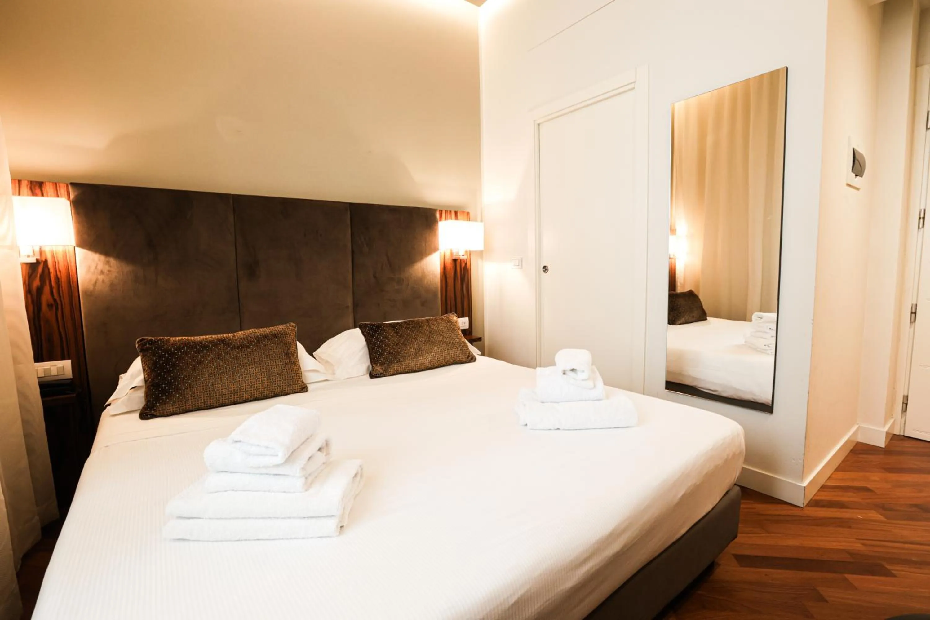 Bedroom, Bed in Hotel Embassy