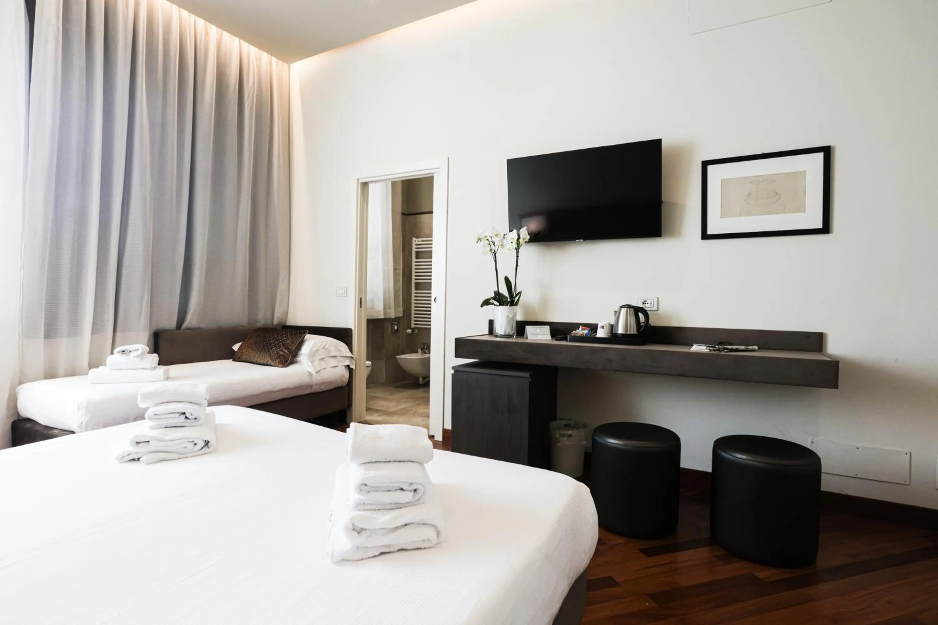 Bedroom, Bed in Hotel Embassy