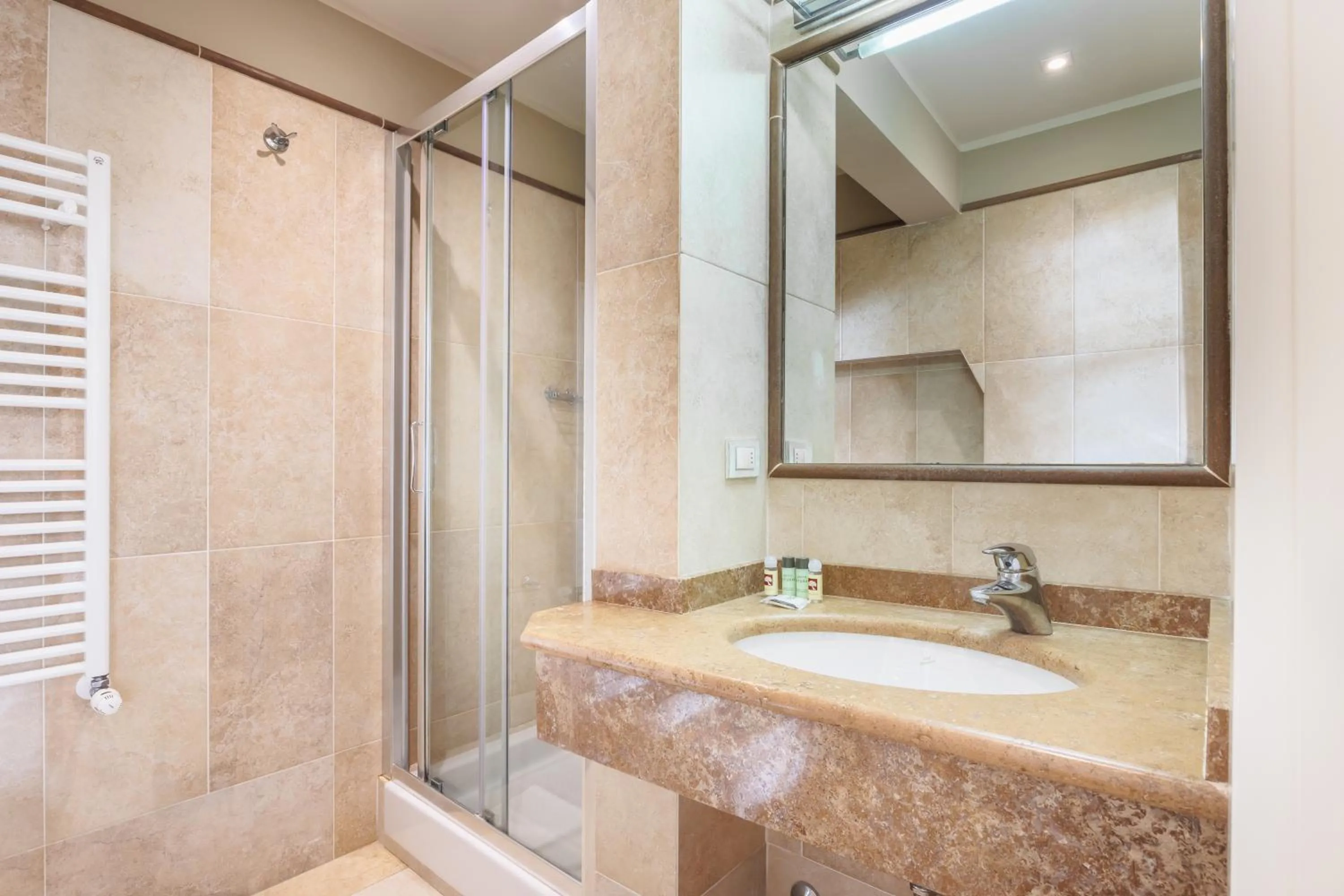 Bathroom in Hotel Embassy