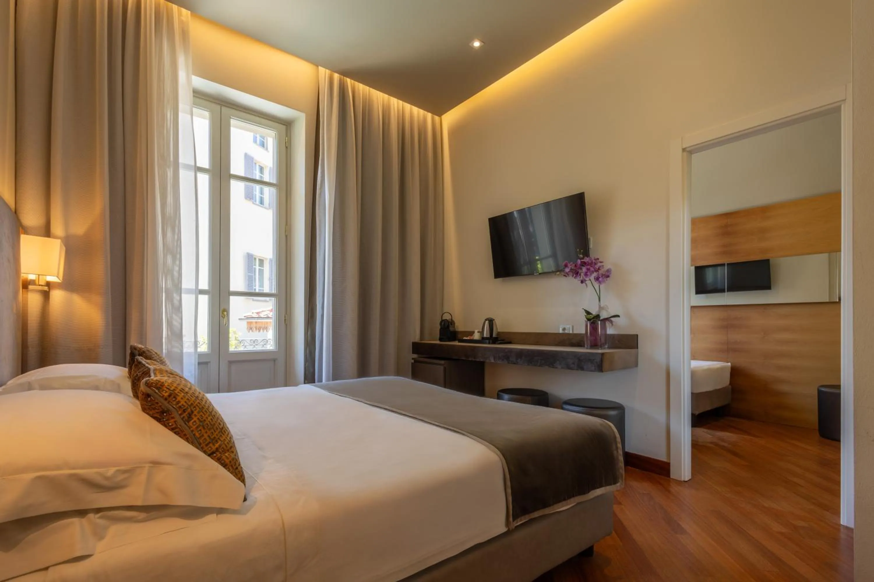 Photo of the whole room, Bed in Hotel Embassy