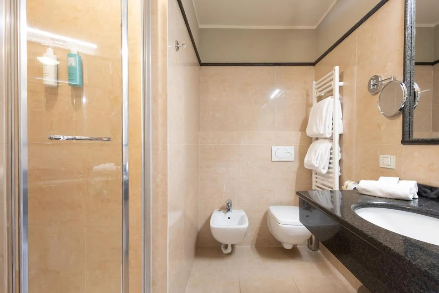 Shower in Hotel Embassy