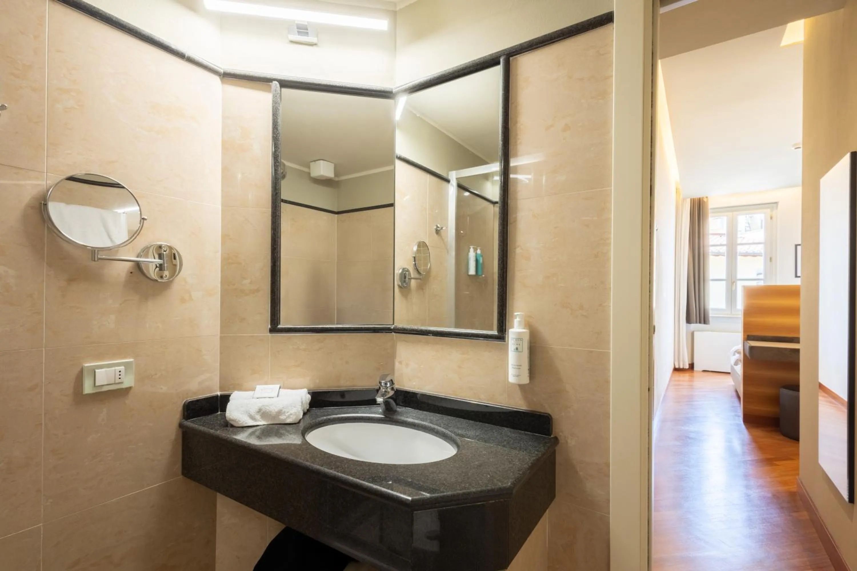 Bathroom in Hotel Embassy