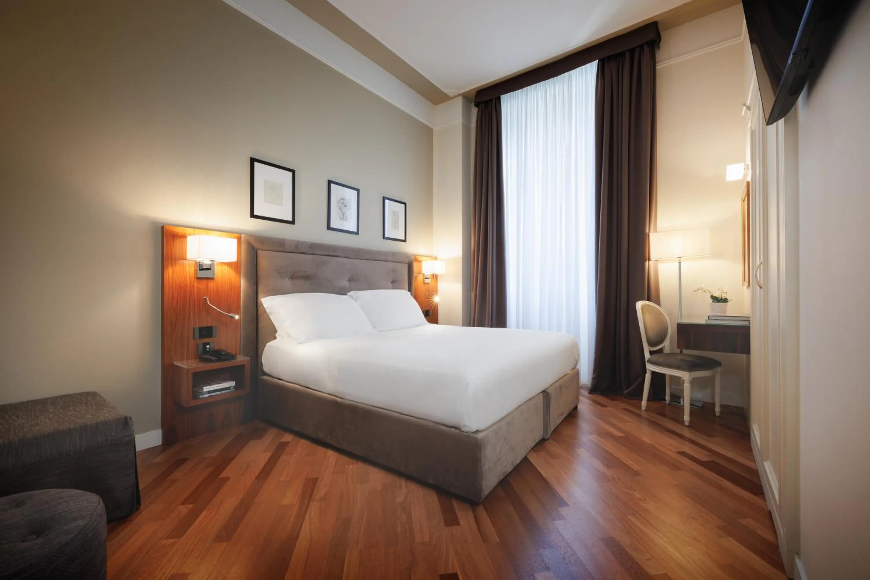 Bedroom, Bed in Hotel Embassy