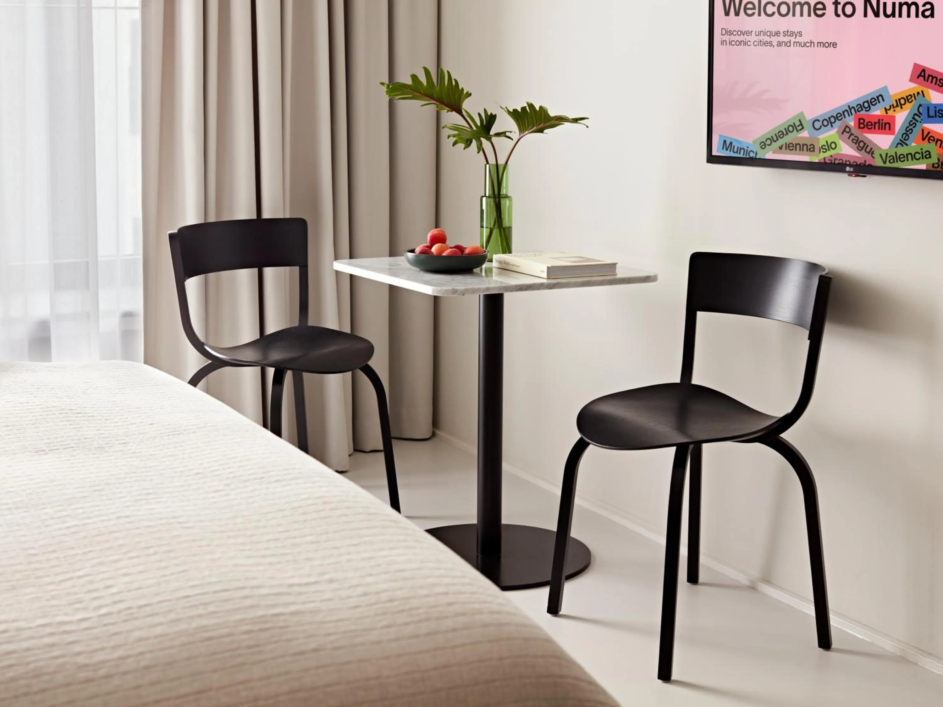 Living room, Bed in Numa Berlin Savi