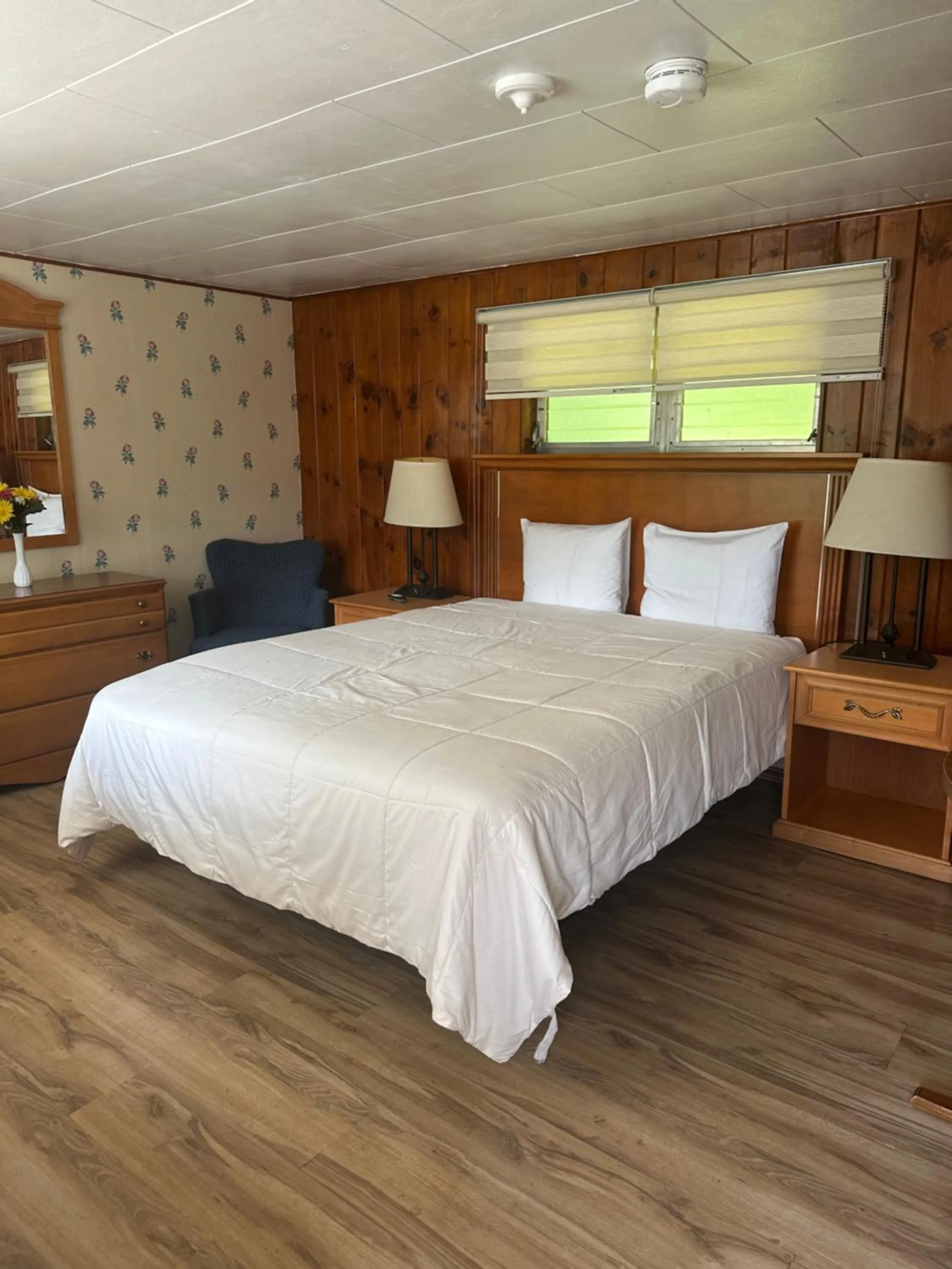 Photo of the whole room, Bed in Starlight Inn