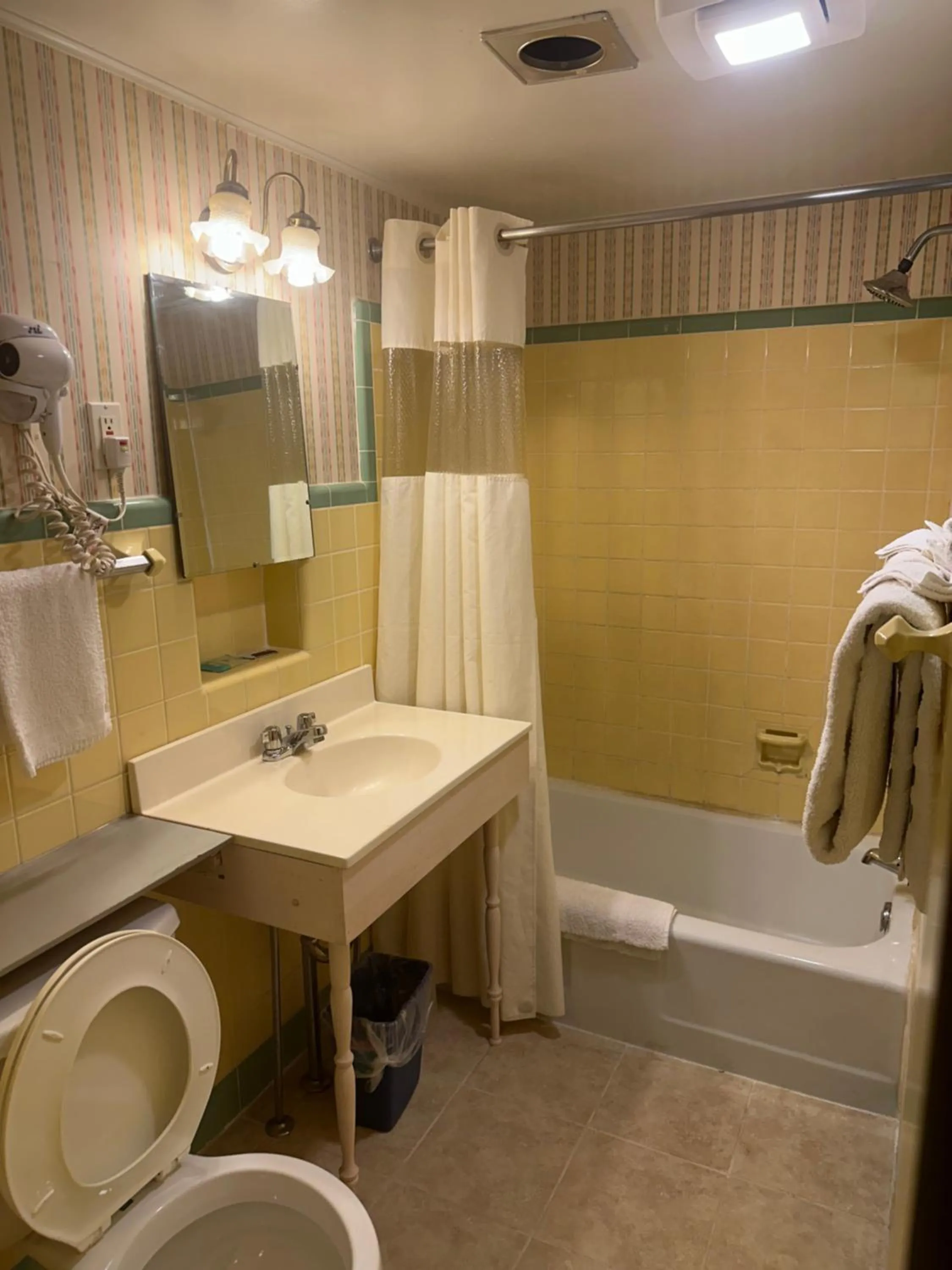 Bathroom in Starlight Inn